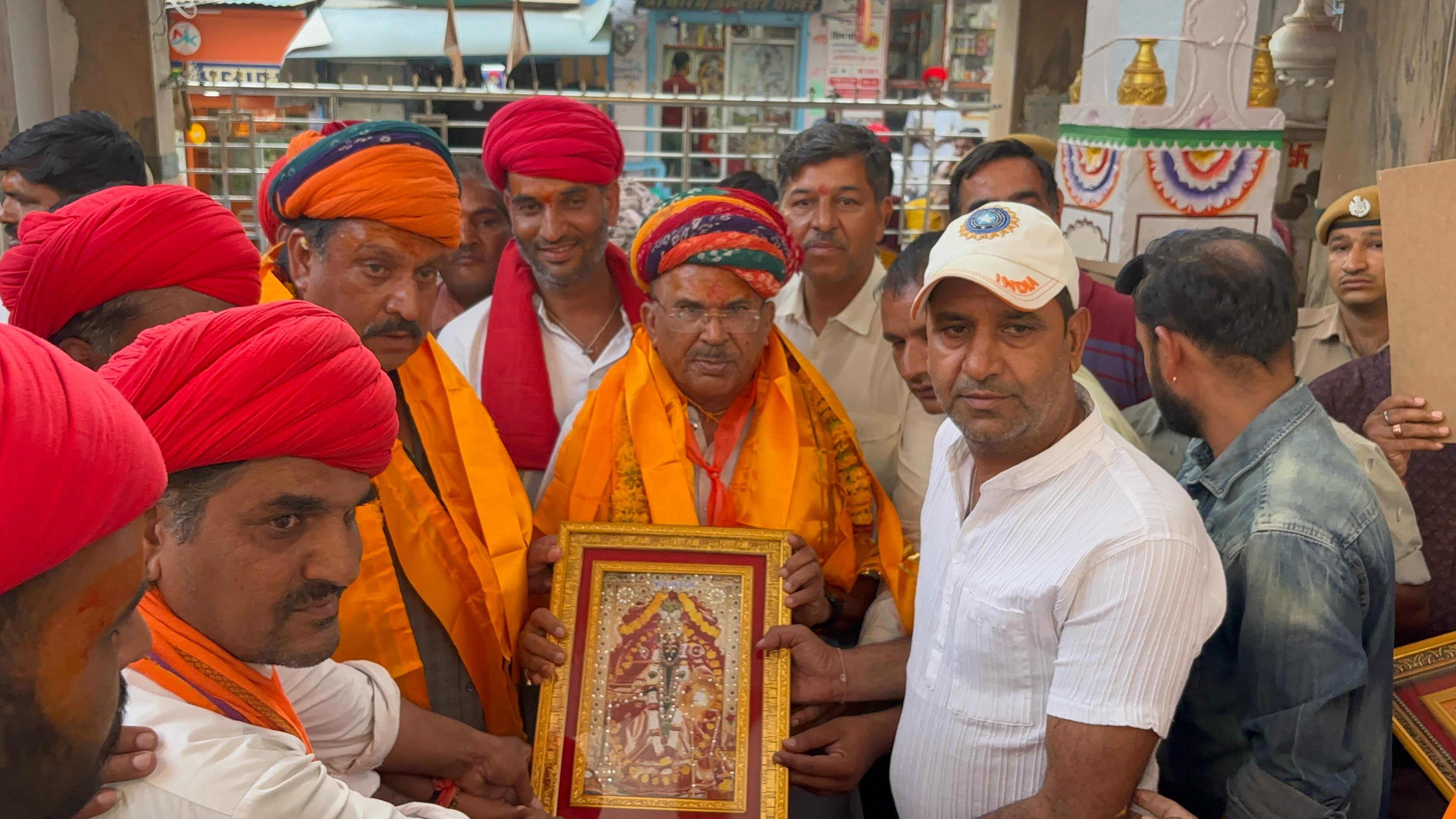 मंदिर ट्रस्ट के पदाधिकारियों ने अध्यक्ष का पारंपरिक रूप से स्वागत किया। मंदिर ट्रस्ट के पदाधिकारियों ने अध्यक्ष का पारंपरिक रूप से स्वागत किया।