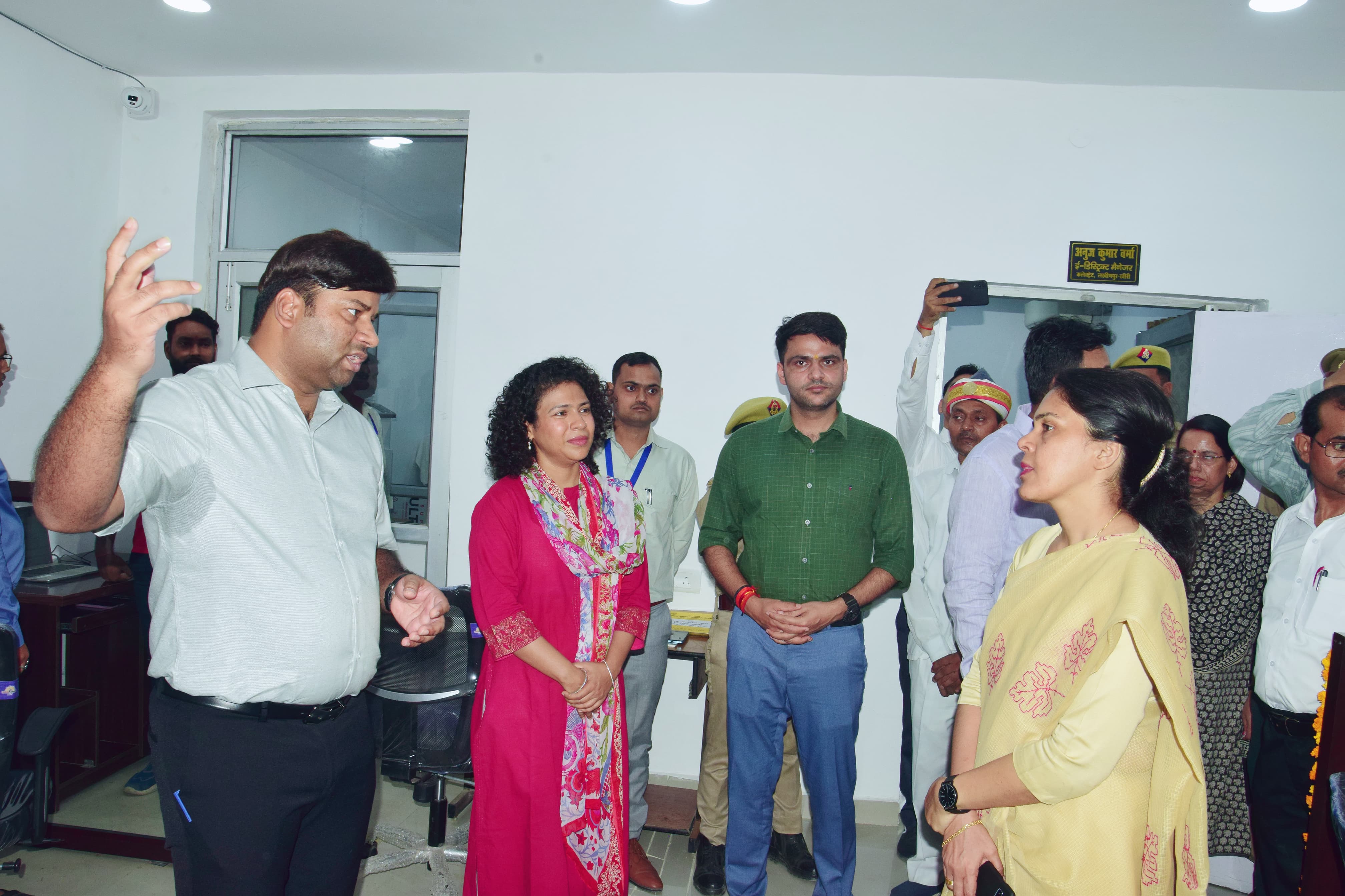 डीएम वार रूम के बारे में जानकारी करती कमिश्नर डॉ रौशन जैकब डीएम वार रूम के बारे में जानकारी करती कमिश्नर डॉ रौशन जैकब