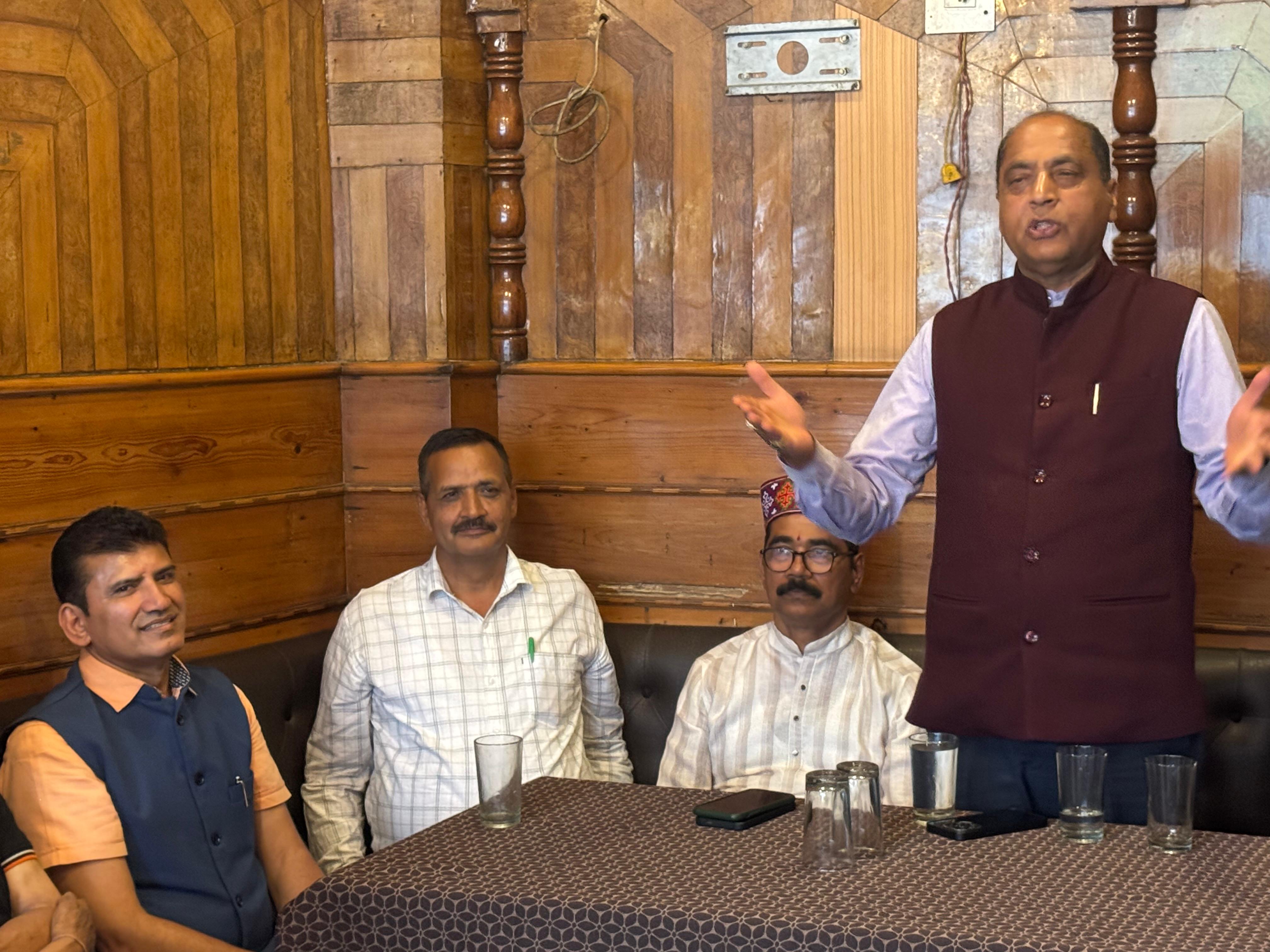 बैठक को संबोधित करते हुए जयराम ठाकुर बैठक को संबोधित करते हुए जयराम ठाकुर
