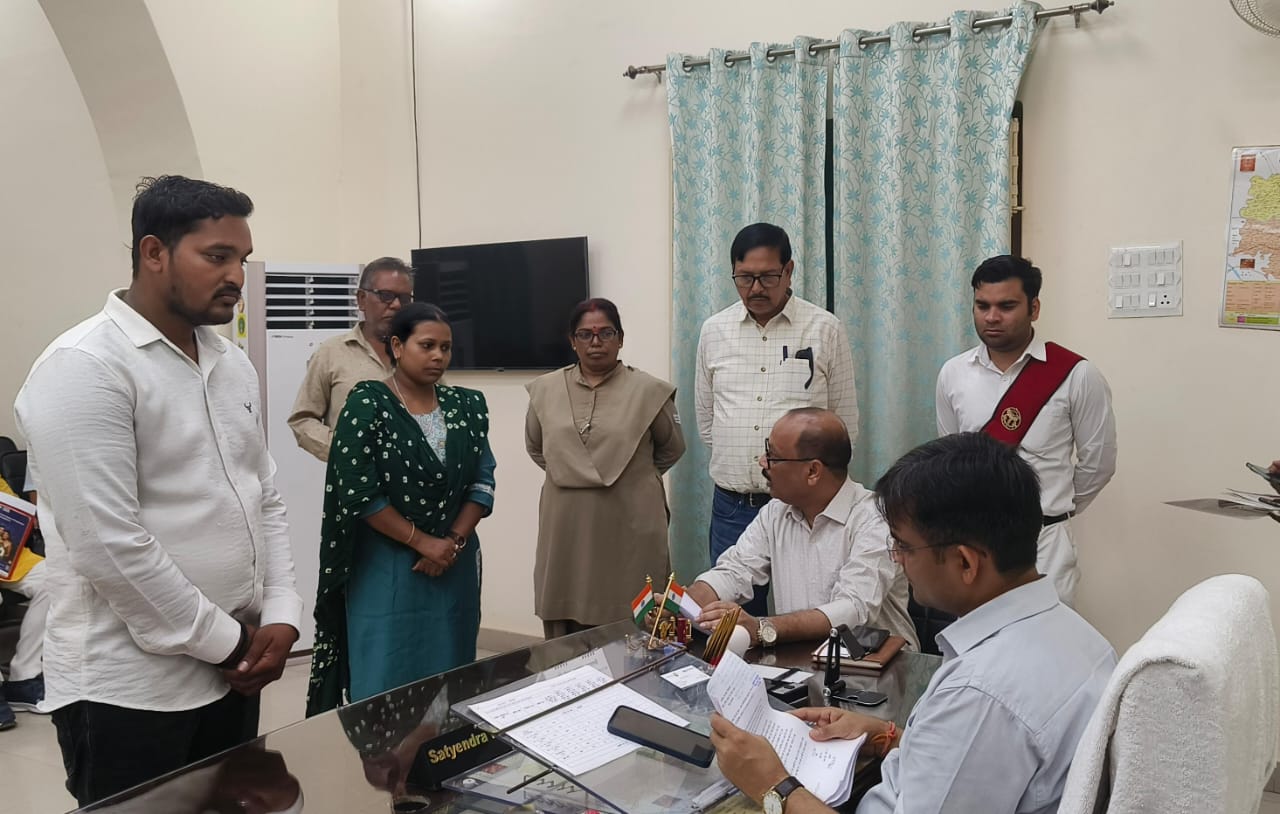वाराणसी: जिलाधिकारी सत्येन्द्र कुमार जनसुनवाई करते हुए वाराणसी: जिलाधिकारी सत्येन्द्र कुमार जनसुनवाई करते हुए