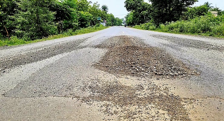 मरम्मत कार्य पूरा होने से पहले ही जर्जर हो गई सड़क मरम्मत कार्य पूरा होने से पहले ही जर्जर हो गई सड़क