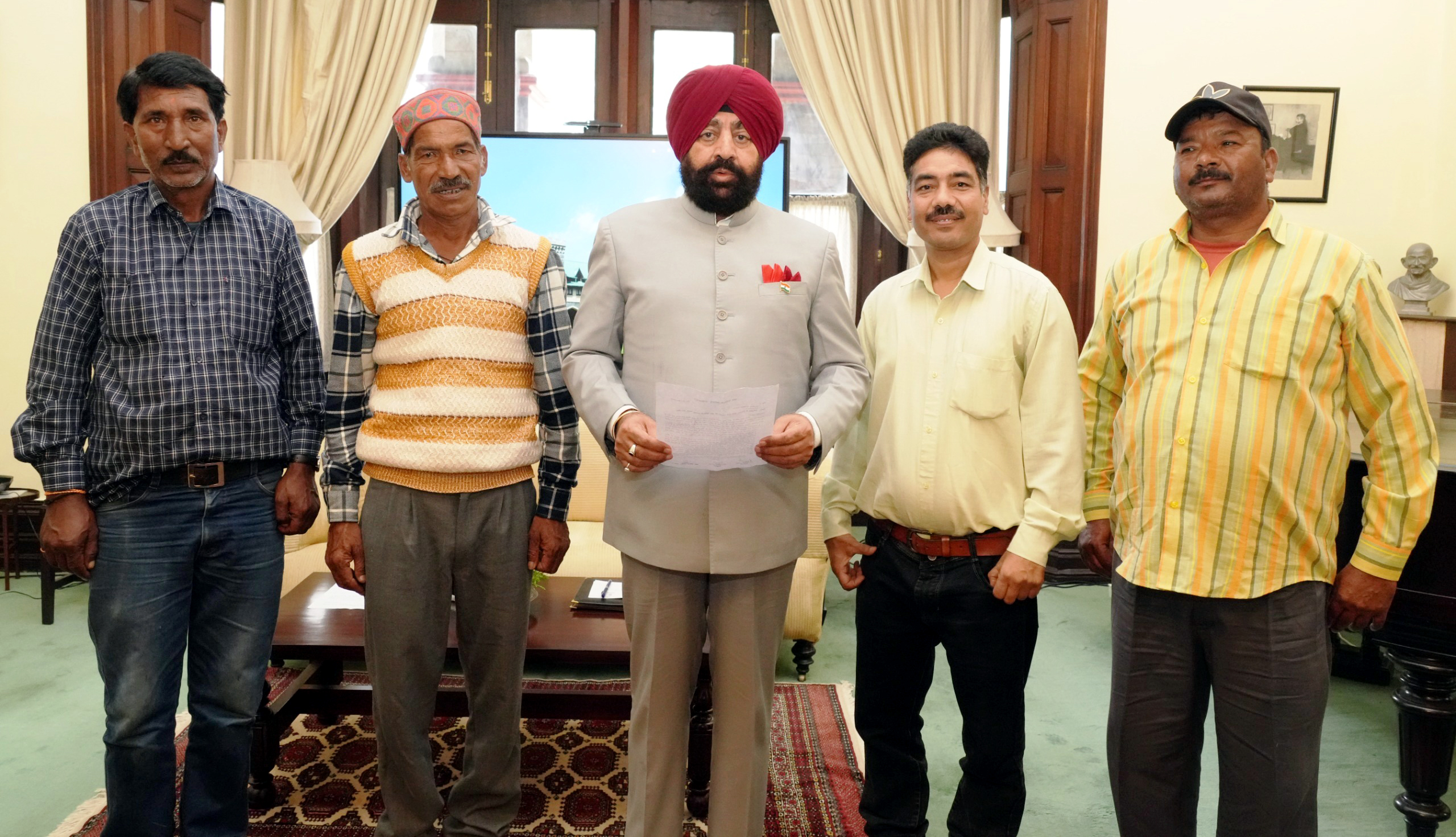 बोट एसोसिएशन के पदाधिकारियों से मिलते राज्यपाल। बोट एसोसिएशन के पदाधिकारियों से मिलते राज्यपाल।