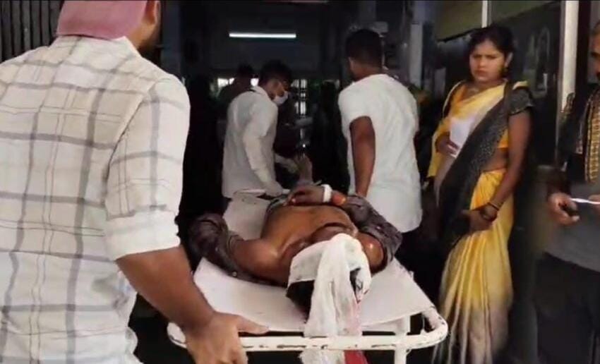 खड़े ट्रक से ओमनी वैन टकराईं, दो की मौत 8 गंभीर खड़े ट्रक से ओमनी वैन टकराईं, दो की मौत 8 गंभीर