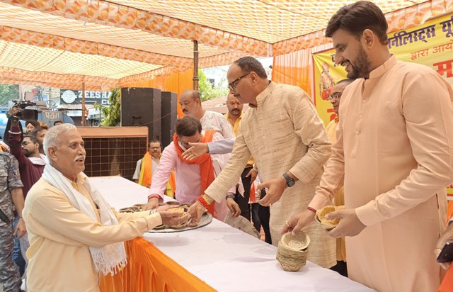 यूपी प्रेस क्लब पर प्रसाद बांटते उपमुख्यमंत्री ब्रजेश पाठक, साथ में नीरज सिंह दांये (फोटो) यूपी प्रेस क्लब पर प्रसाद बांटते उपमुख्यमंत्री ब्रजेश पाठक, साथ में नीरज सिंह दांये (फोटो)