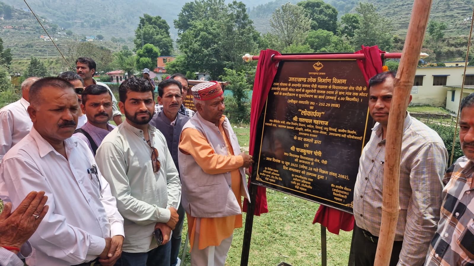 सड़क निर्माण का लोकार्पण करते विधायक राजकुमार पोरी सड़क निर्माण का लोकार्पण करते विधायक राजकुमार पोरी