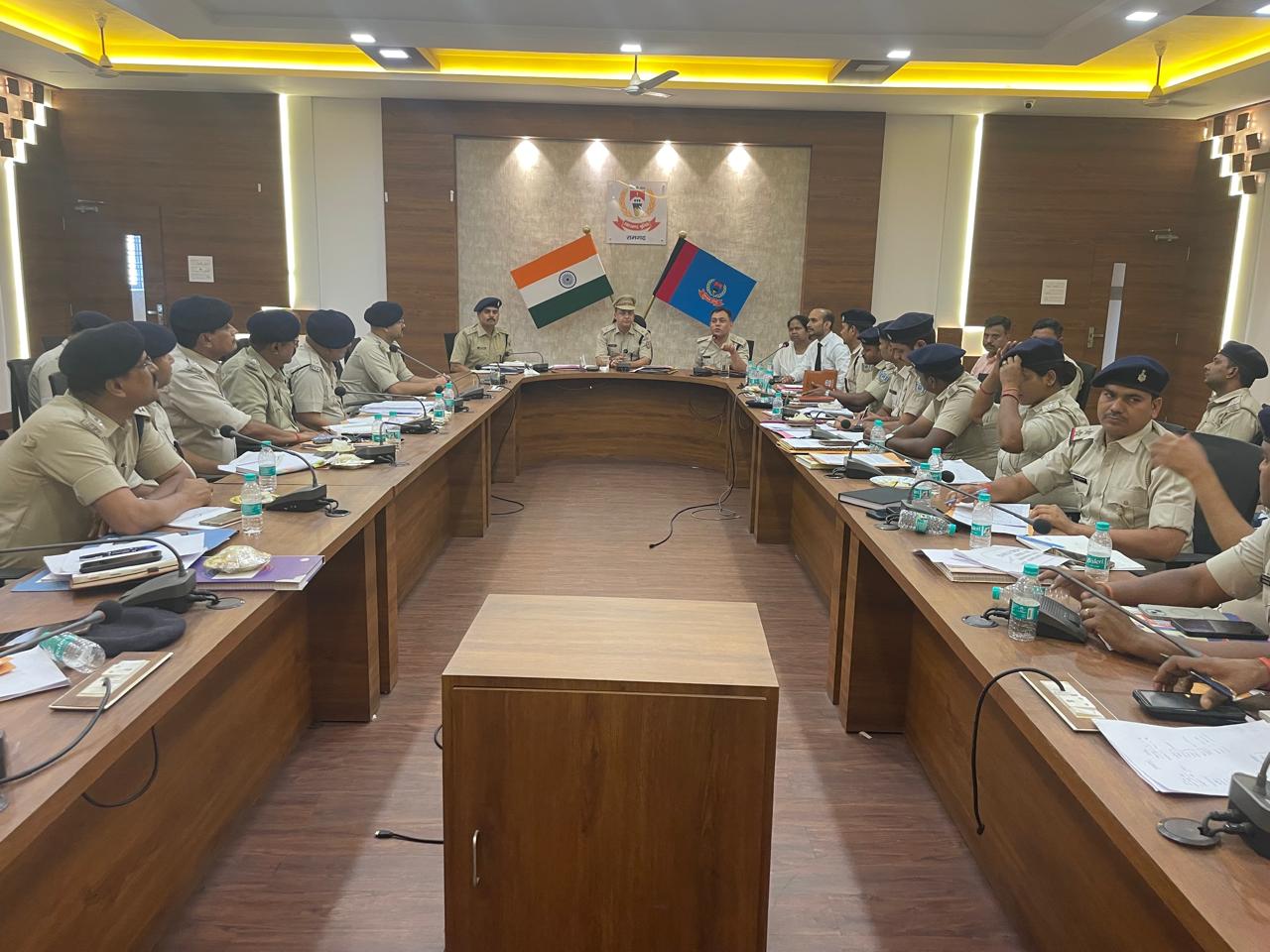 क्राइम मीटिंग में मौजूद अधिकारी