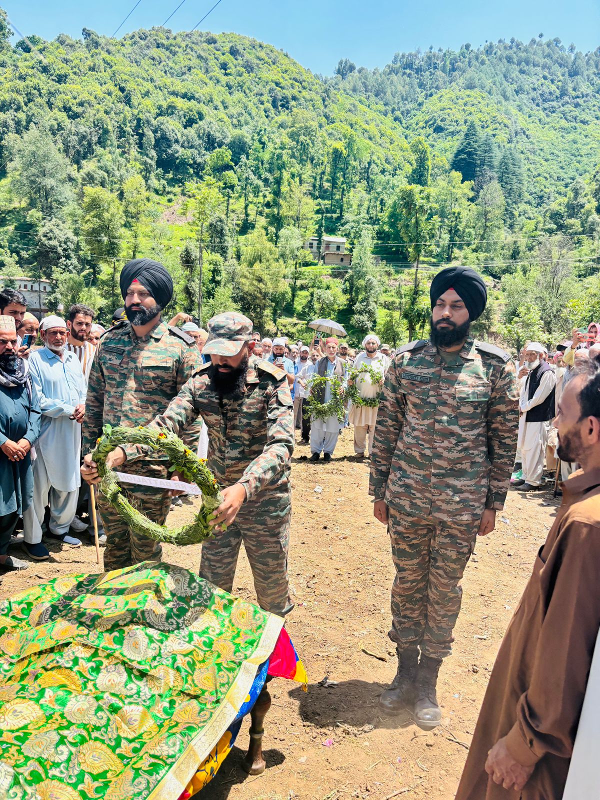 पुंछ के सुरनकोट में पूर्व सैनिक को भारतीय सेना ने दी श्रद्धांजलि, सैन्य सम्मान के साथ अंतिम विदाई पुंछ के सुरनकोट में पूर्व सैनिक को भारतीय सेना ने दी श्रद्धांजलि, सैन्य सम्मान के साथ अंतिम विदाई