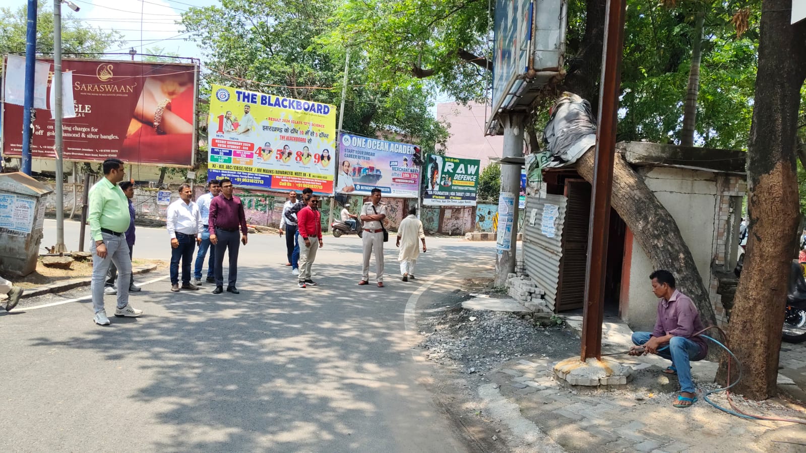 होर्डिंग हटाने के दौरान नगर निगम प्रशासनगण होर्डिंग हटाने के दौरान नगर निगम प्रशासनगण
