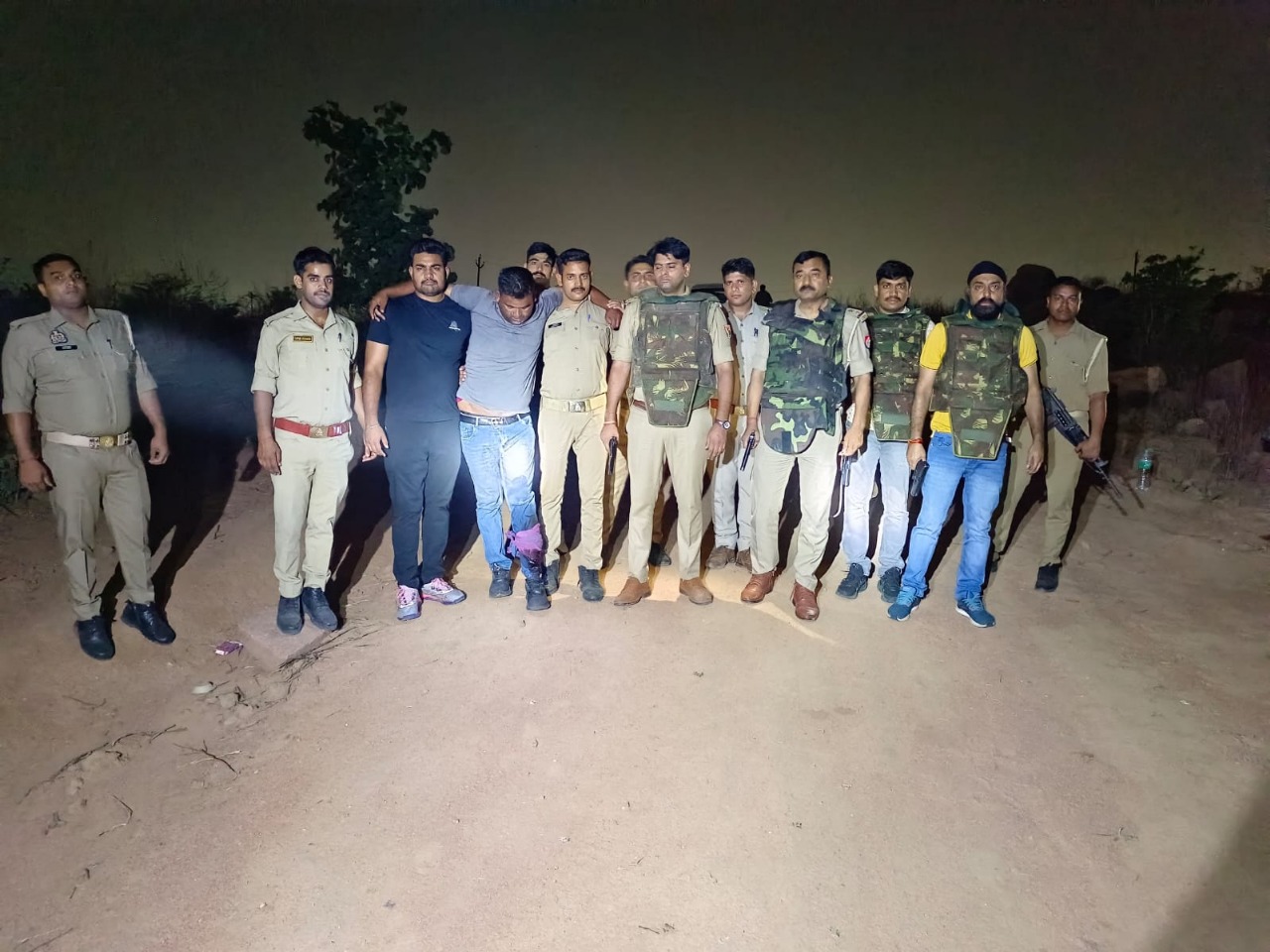 घायल गैंग लीडर को उपचार के लिए ले जाते पुलिस कर्मी घायल गैंग लीडर को उपचार के लिए ले जाते पुलिस कर्मी