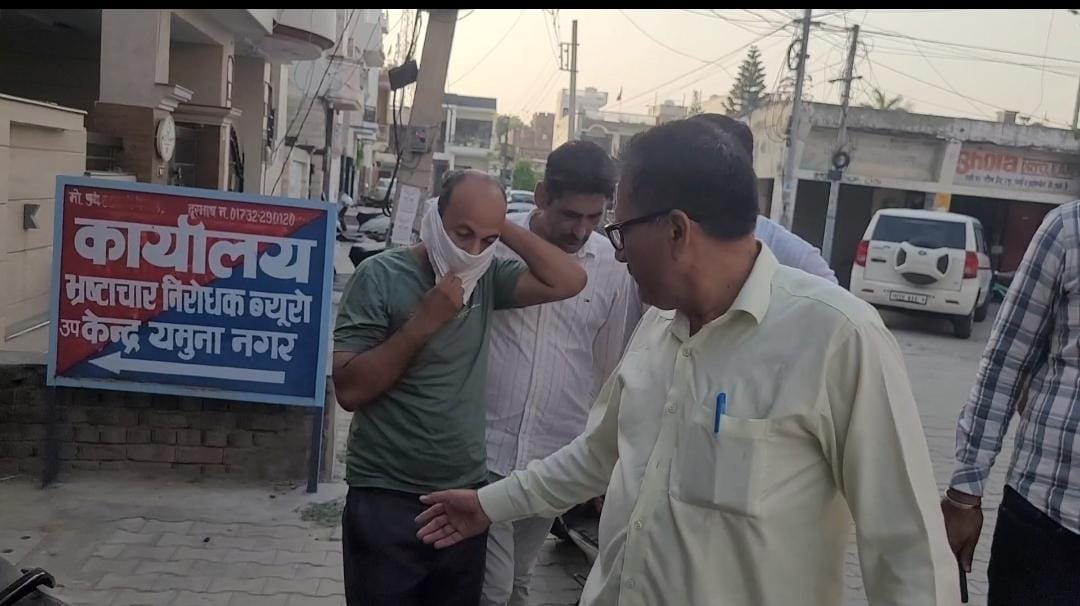 पटवारी को गिरफ्तार कर ले जाती हुई टीम पटवारी को गिरफ्तार कर ले जाती हुई टीम
