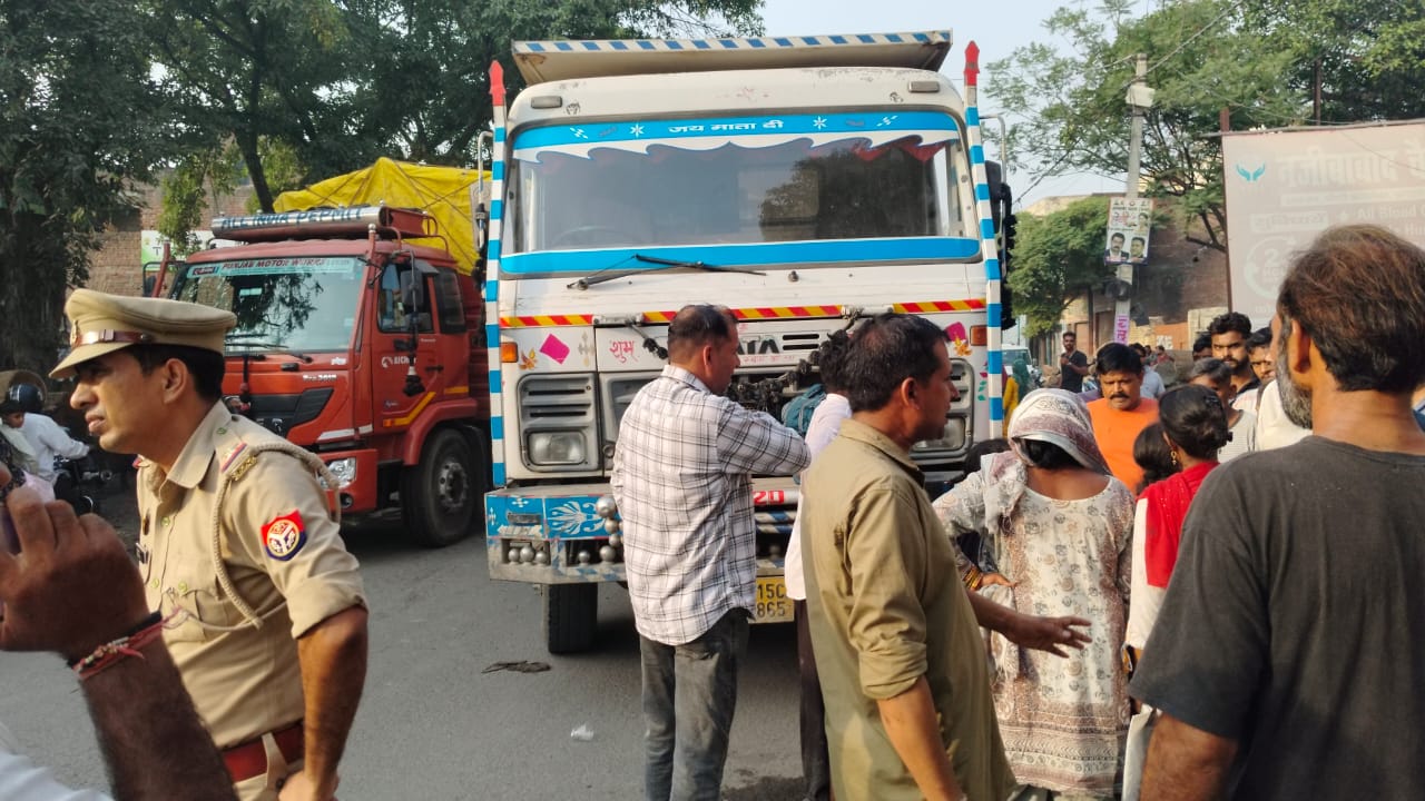 दुर्घटना के बाद खड़ा ट्रक दुर्घटना के बाद खड़ा ट्रक