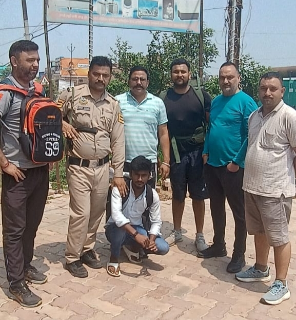 पुलिस टीम के साथ पकड़ा गया आरोपित। पुलिस टीम के साथ पकड़ा गया आरोपित।