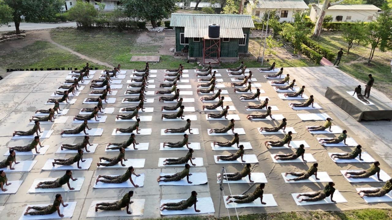 राजौरी में भारतीय सेना द्वारा योग सत्र का आयोजन, सैनिकों ने अनुभव किया मानसिक और शारीरिक ऊर्जा का संचार राजौरी में भारतीय सेना द्वारा योग सत्र का आयोजन, सैनिकों ने अनुभव किया मानसिक और शारीरिक ऊर्जा का संचार