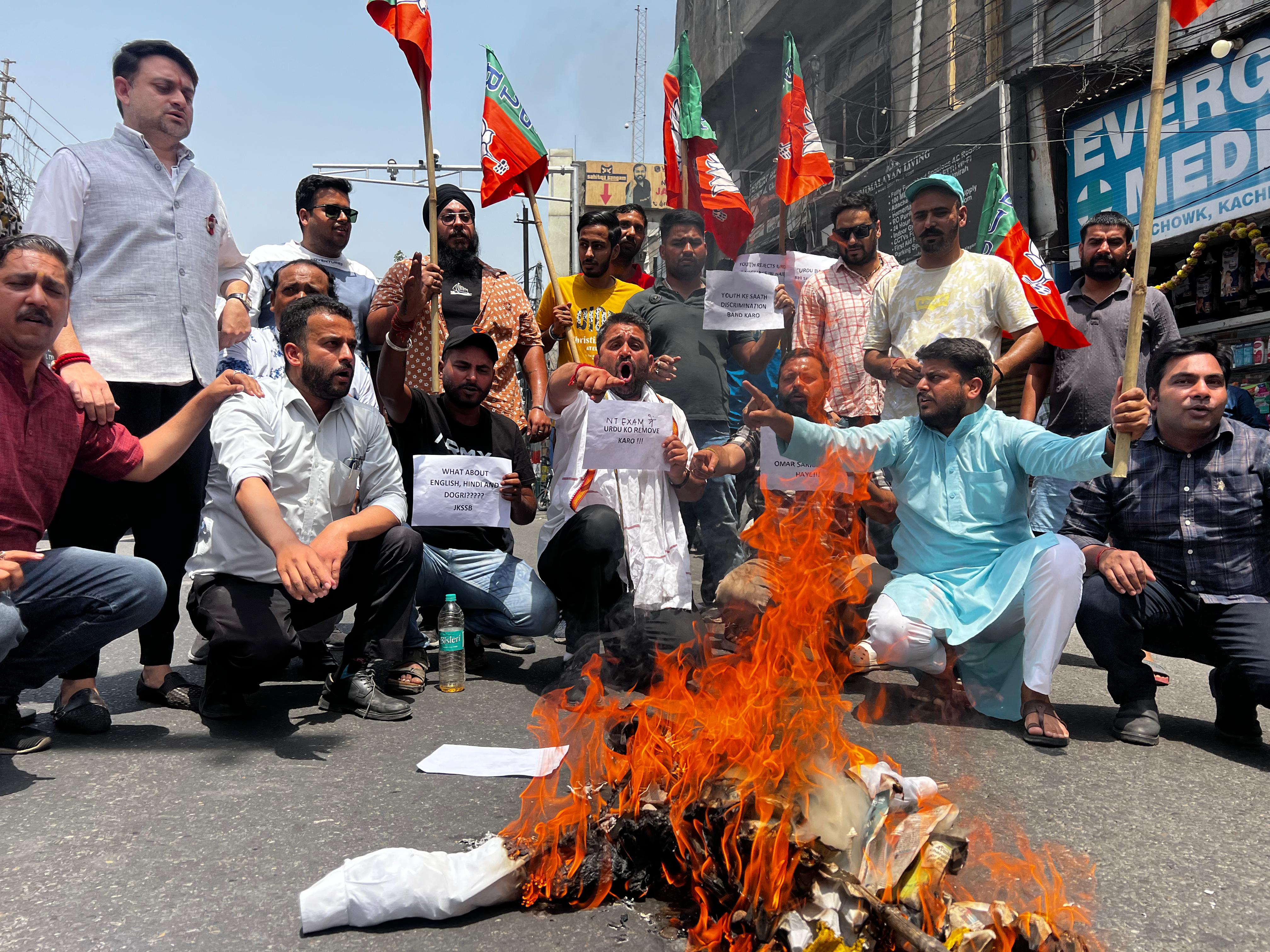 जम्मू-कश्मीर में नायब तहसीलदार पद के लिए उर्दू की अनिवार्यता भेदभावपूर्ण और अन्यायपूर्ण है- पवन शर्मा जम्मू-कश्मीर में नायब तहसीलदार पद के लिए उर्दू की अनिवार्यता भेदभावपूर्ण और अन्यायपूर्ण है- पवन शर्मा