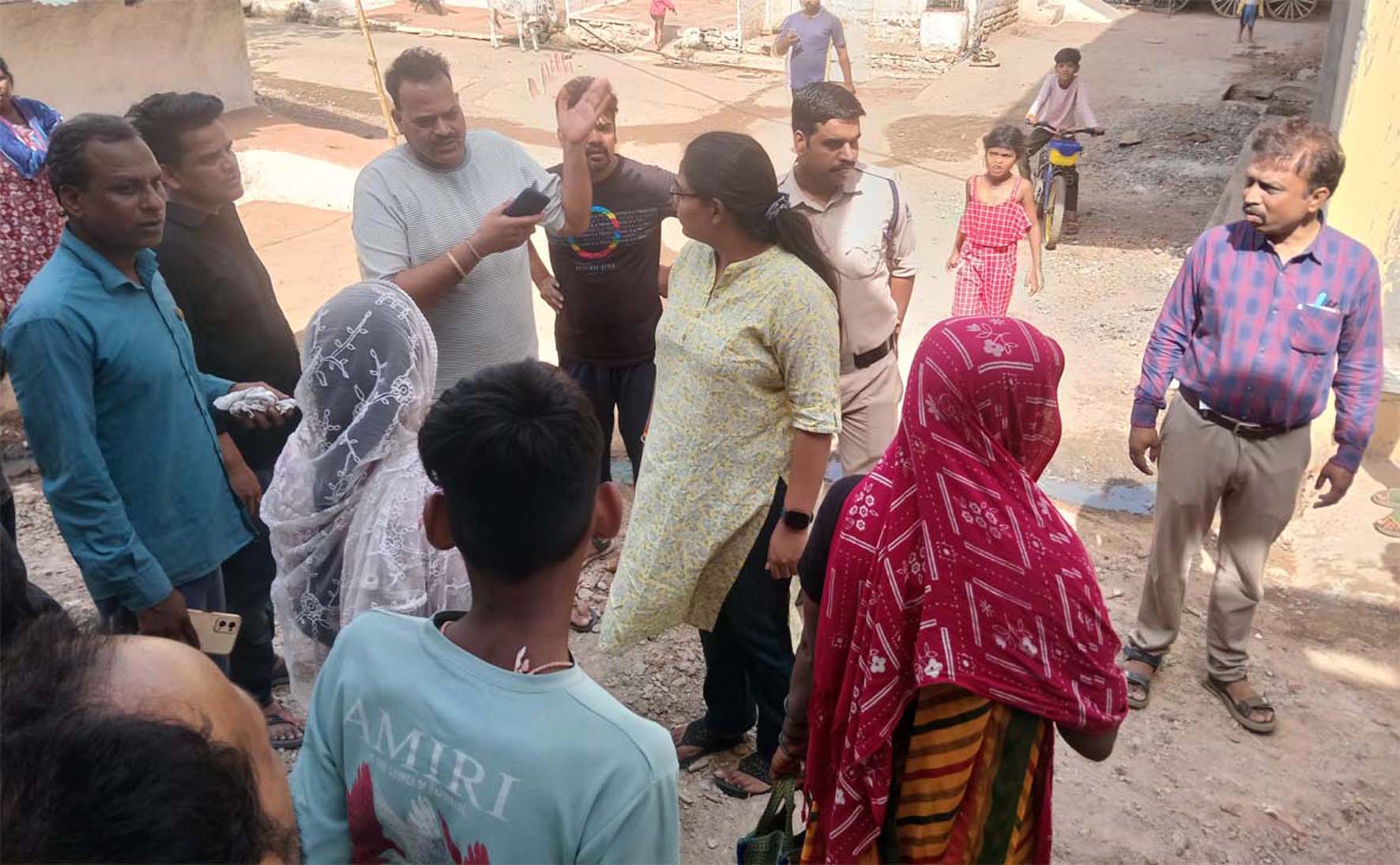 सफाई को लेकर सडक़ों पर उतरीं सीएमओ सफाई को लेकर सडक़ों पर उतरीं सीएमओ