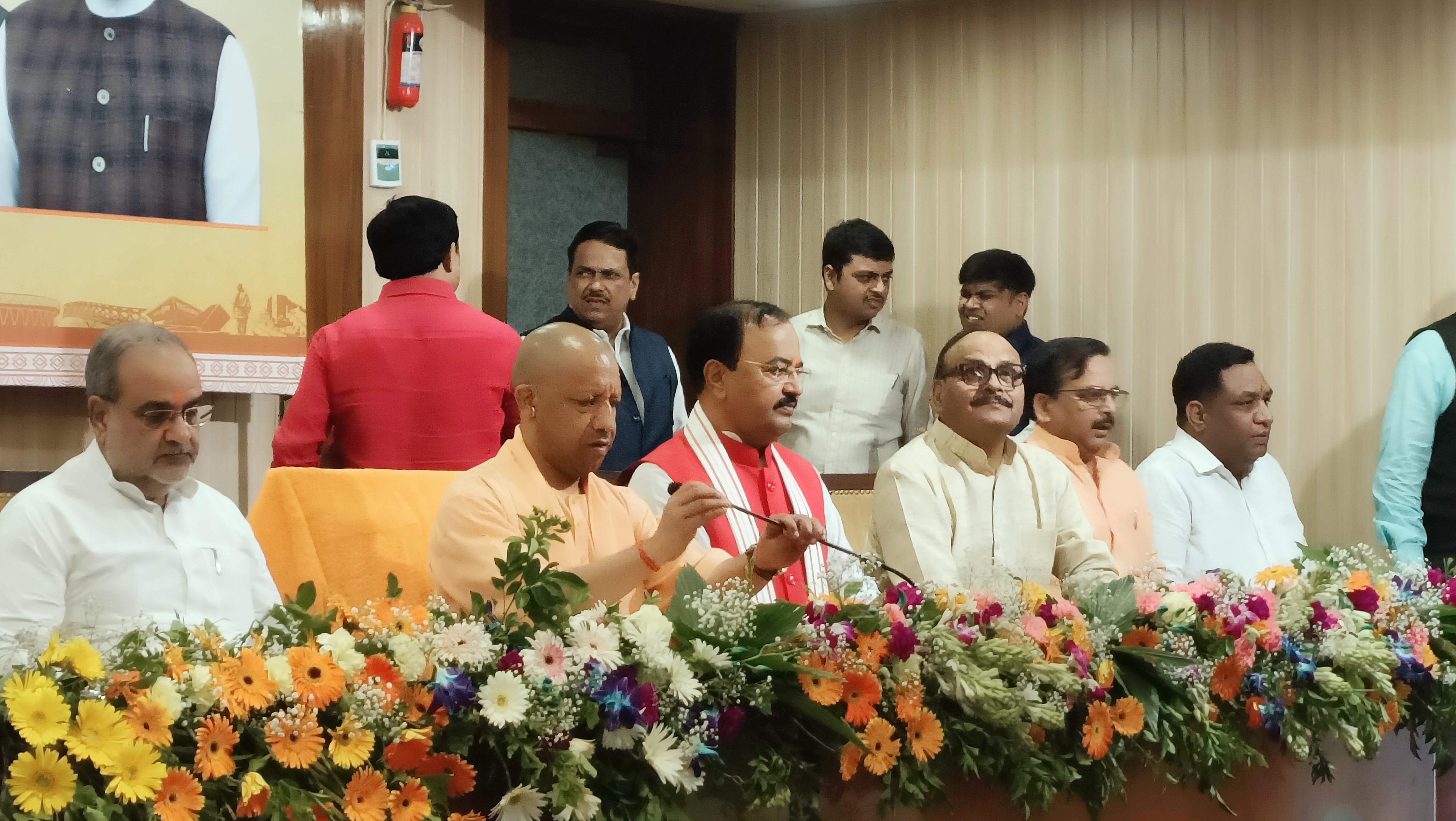 प्रेसवार्ता करते सीएम योगी व अन्य प्रेसवार्ता करते सीएम योगी व अन्य