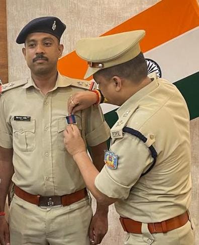 सम्मानित होते दिगंबर पांडे सम्मानित होते दिगंबर पांडे