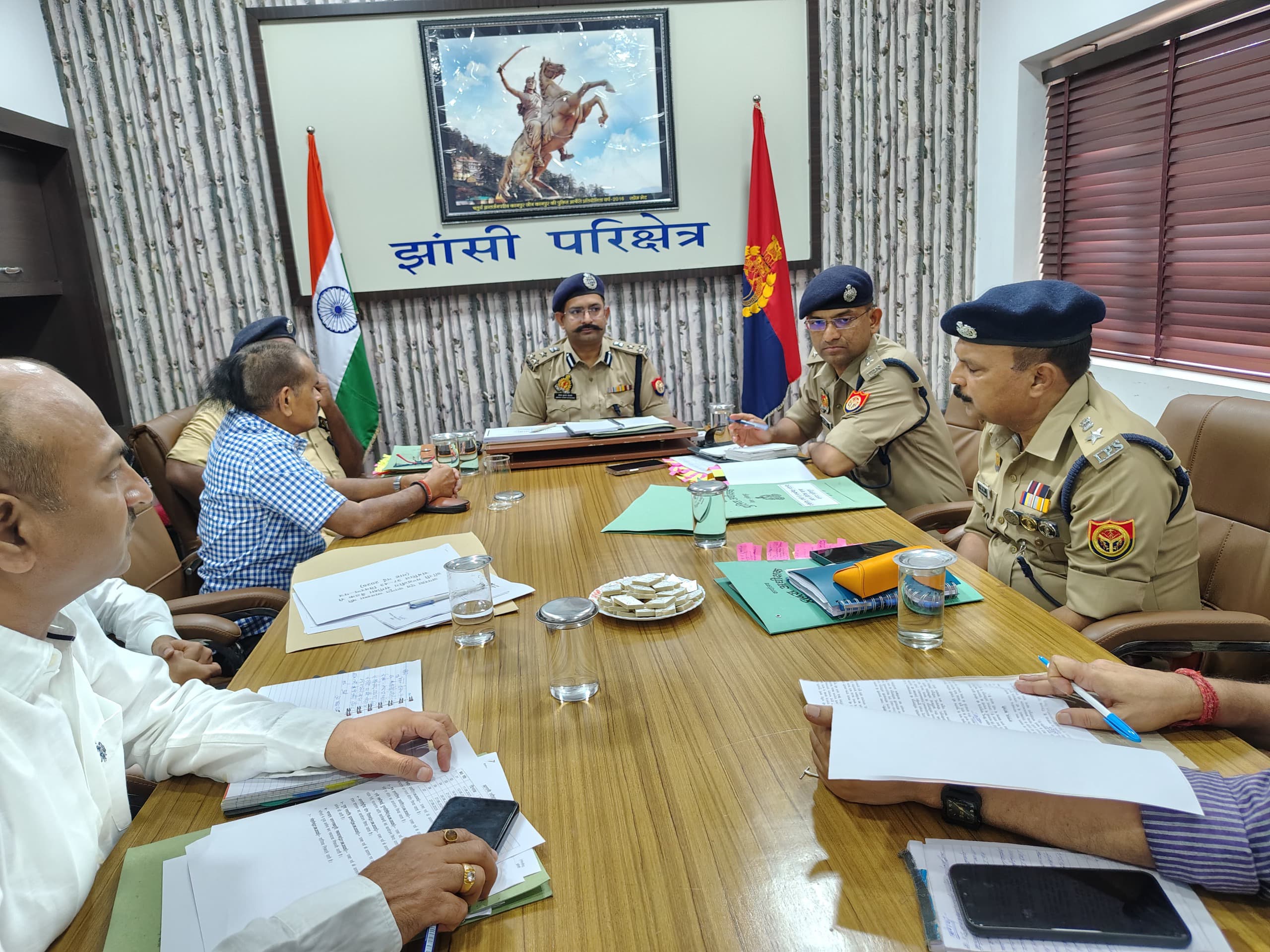 मासिक अपराध समीक्षा बैठक करते डीआईजी मासिक अपराध समीक्षा बैठक करते डीआईजी