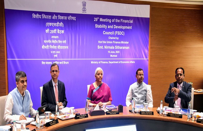 मुंबई में एफएसडीसी की 29वीं बैठक की अध्यक्षता करते निर्मला सीतारमण मुंबई में एफएसडीसी की 29वीं बैठक की अध्यक्षता करते निर्मला सीतारमण
