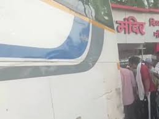 रिवर्स के दाैरान बेकाबू हुई बस रिवर्स के दाैरान बेकाबू हुई बस