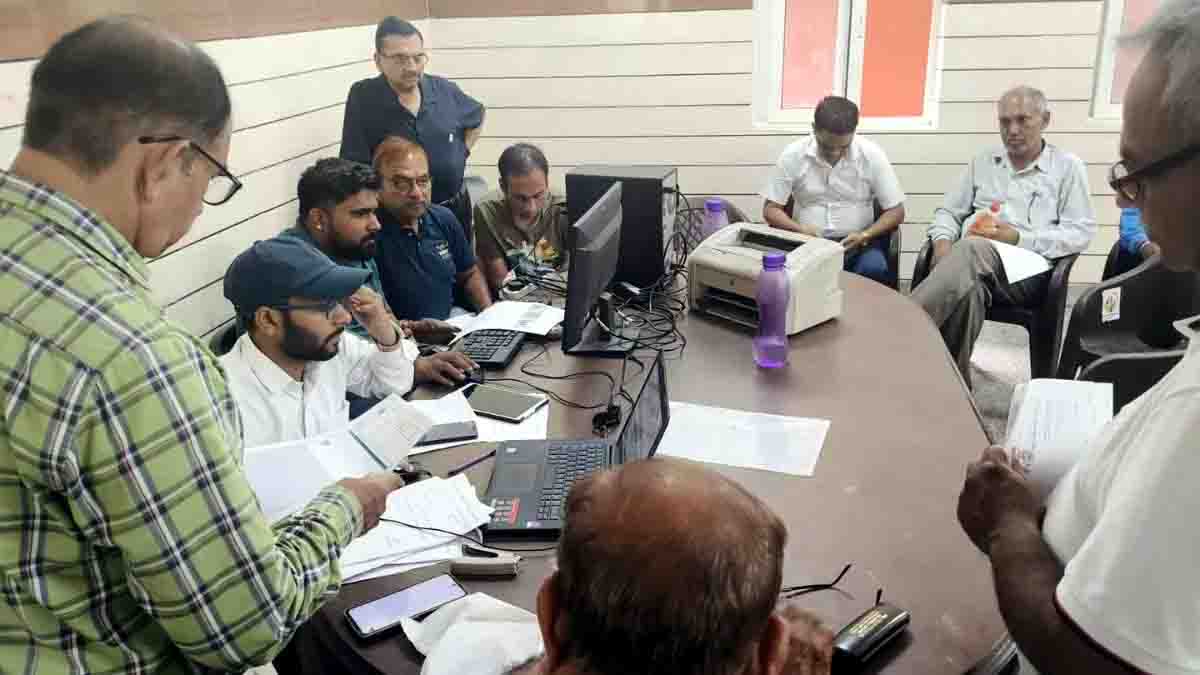 बकायेदारों की सूची बनाते निगम कर्मचारी बकायेदारों की सूची बनाते निगम कर्मचारी