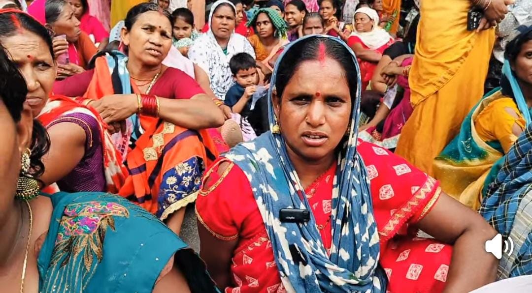कोरबा जिले में प्रसूता महिला की मौत के बाद ग्रामीणों का कलेक्टर कार्यालय पर धरना कोरबा जिले में प्रसूता महिला की मौत के बाद ग्रामीणों का कलेक्टर कार्यालय पर धरना