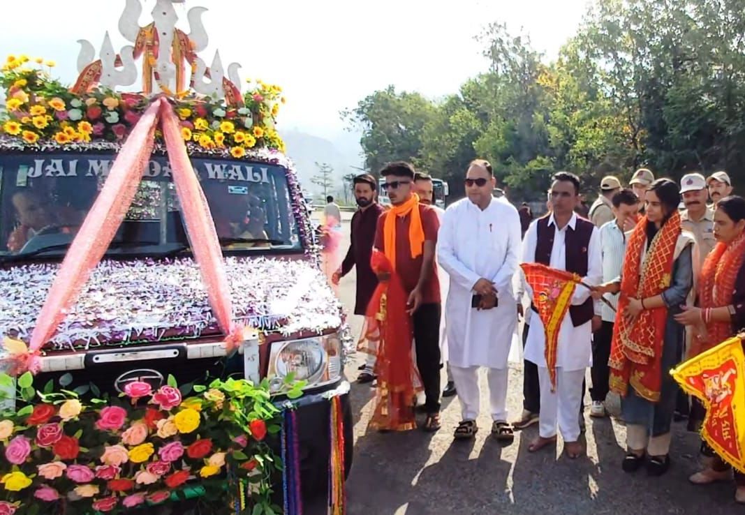 उपायुक्त रियासी ने मिंदल माता के लिए पवित्र छड़ी को किया रवाना उपायुक्त रियासी ने मिंदल माता के लिए पवित्र छड़ी को किया रवाना