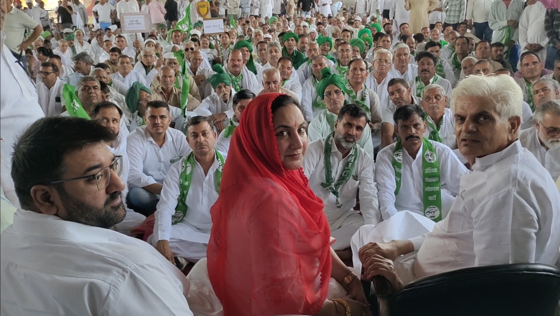 पानीपत में धरने पर बैठे इनेलो कार्य कर्ताओं के बीच सुनैना चौटाला व विधायक अर्जुन चौटाला पानीपत में धरने पर बैठे इनेलो कार्य कर्ताओं के बीच सुनैना चौटाला व विधायक अर्जुन चौटाला
