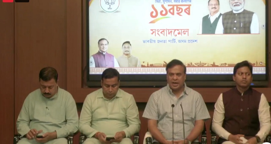गुवाहाटी: मुख्यमंत्री डॉ. हिमंत बिस्व सरमा मोदी सरकार के 11 साल पूरे होने पर मंगलवार को गुवाहाटी के वशिष्ठ स्थित प्रदेश भाजपा मुख्यालय अटल बिहारी वाजपेयी भवन में असम सरकार के मंत्री जयंत मल्लबरुवा, भाजपा के मुख्य प्रवक्ता मनोज बरुवा, प्रदेश उपाध्यक्ष पल्लव लोचन दास के साथ संवाददाता सम्मेलन को संबोधित करते हुए। गुवाहाटी: मुख्यमंत्री डॉ. हिमंत बिस्व सरमा मोदी सरकार के 11 साल पूरे होने पर मंगलवार को गुवाहाटी के वशिष्ठ स्थित प्रदेश भाजपा मुख्यालय अटल बिहारी वाजपेयी भवन में असम सरकार के मंत्री जयंत मल्लबरुवा, भाजपा के मुख्य प्रवक्ता मनोज बरुवा, प्रदेश उपाध्यक्ष पल्लव लोचन दास के साथ संवाददाता सम्मेलन को संबोधित करते हुए।