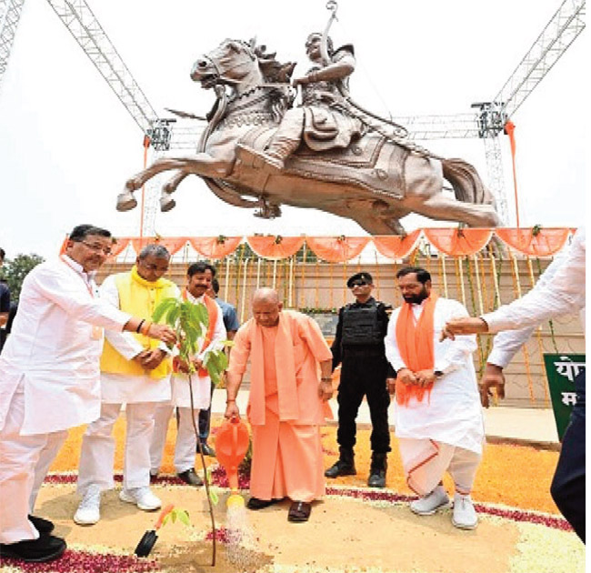 बहराइच में स्थापित महाराजा सुहेलदेव की प्रतिमा और पौधारोपण करते मुख्यमंत्री योगी बहराइच में स्थापित महाराजा सुहेलदेव की प्रतिमा और पौधारोपण करते मुख्यमंत्री योगी