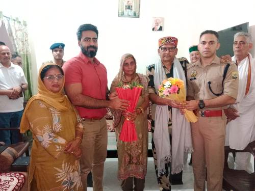 ऑपरेशन सिंदूर में घायल वीर जवान व्यास देव से मुलाकात करते डीसी ऊना ऑपरेशन सिंदूर में घायल वीर जवान व्यास देव से मुलाकात करते डीसी ऊना