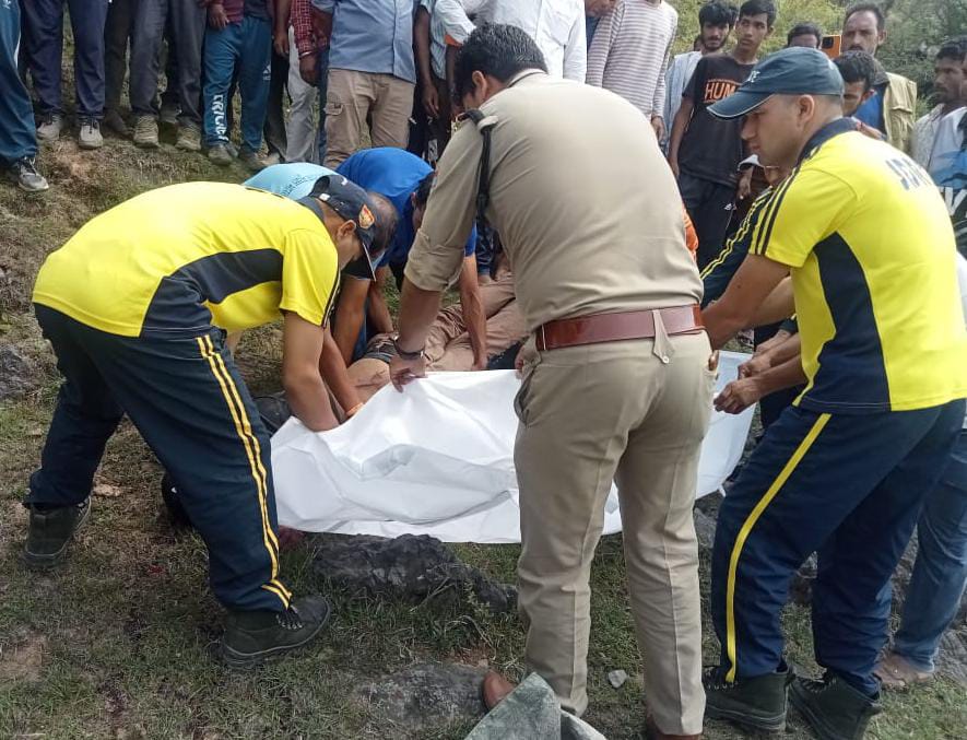 रेस्क्यू करती एसडीआरएफ की टीम। रेस्क्यू करती एसडीआरएफ की टीम।