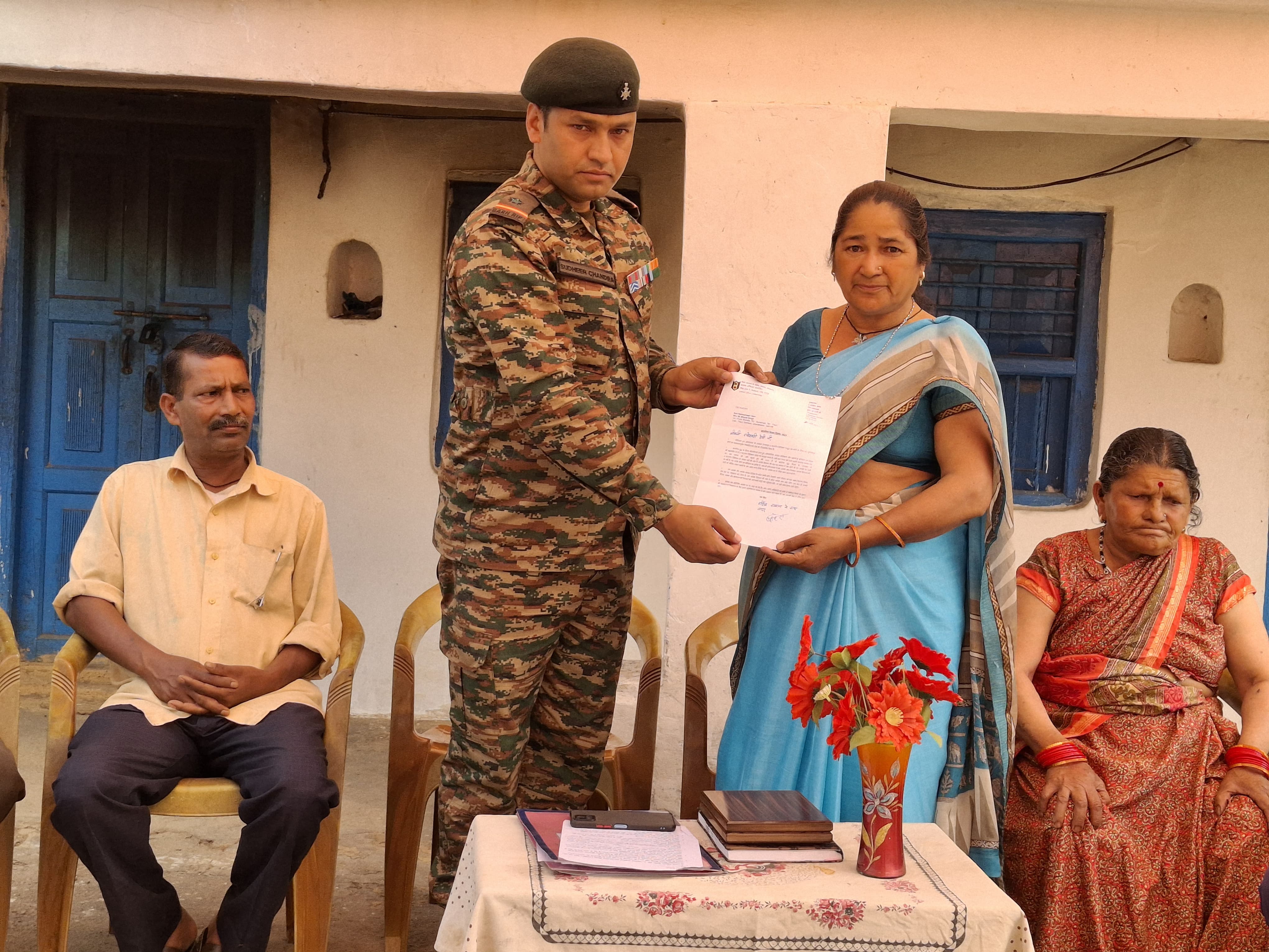 शहीदों के परिजनों को सम्मानित करते सेना के जवान शहीदों के परिजनों को सम्मानित करते सेना के जवान