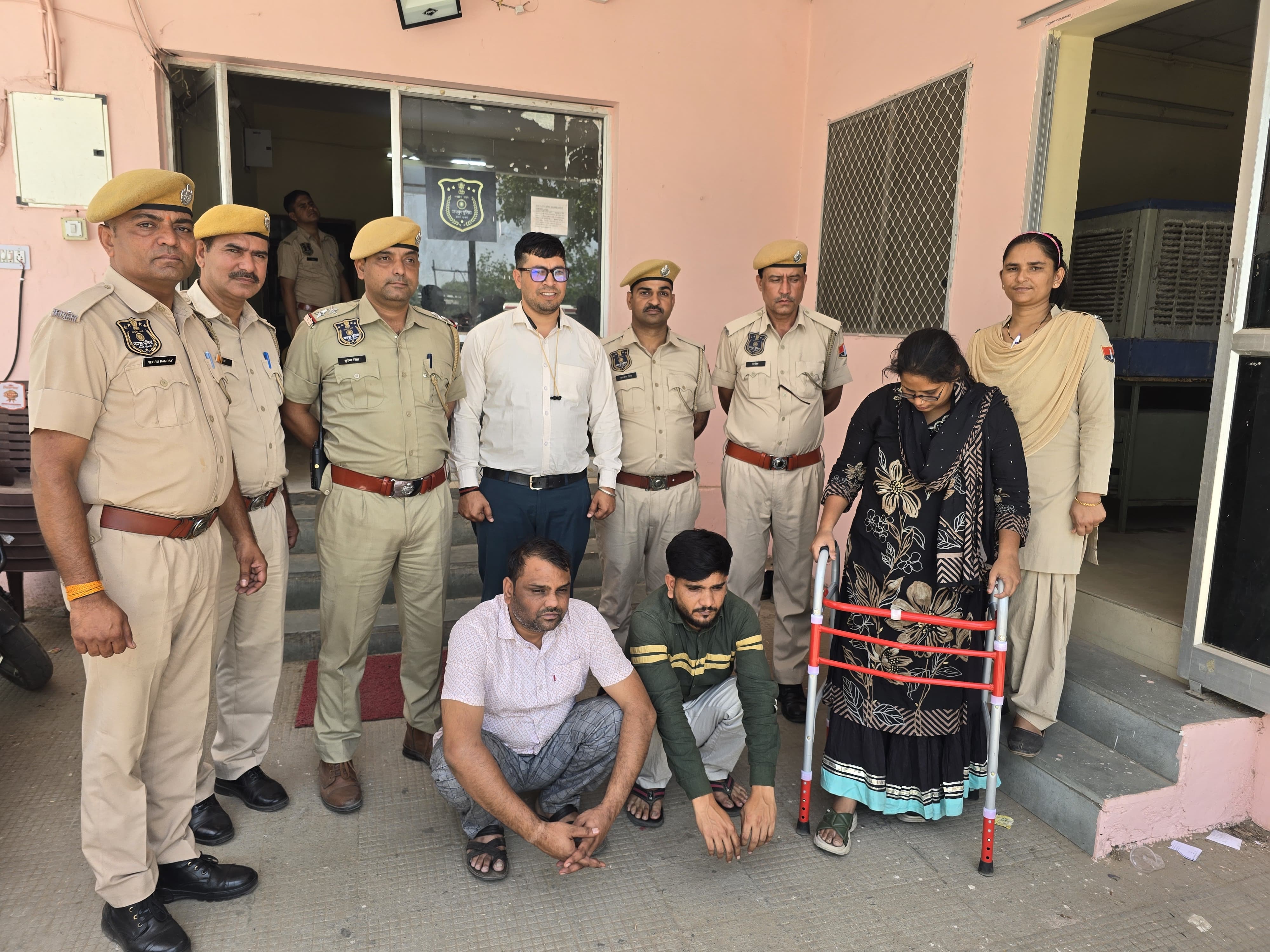बैंक और फाइनेंस कंपनी से करोड़ों रुपये का लोन लेकर धोखाधड़ी करने वाली अन्तर्राज्यीय गैंग चढी पुलिस के हत्थे बैंक और फाइनेंस कंपनी से करोड़ों रुपये का लोन लेकर धोखाधड़ी करने वाली अन्तर्राज्यीय गैंग चढी पुलिस के हत्थे