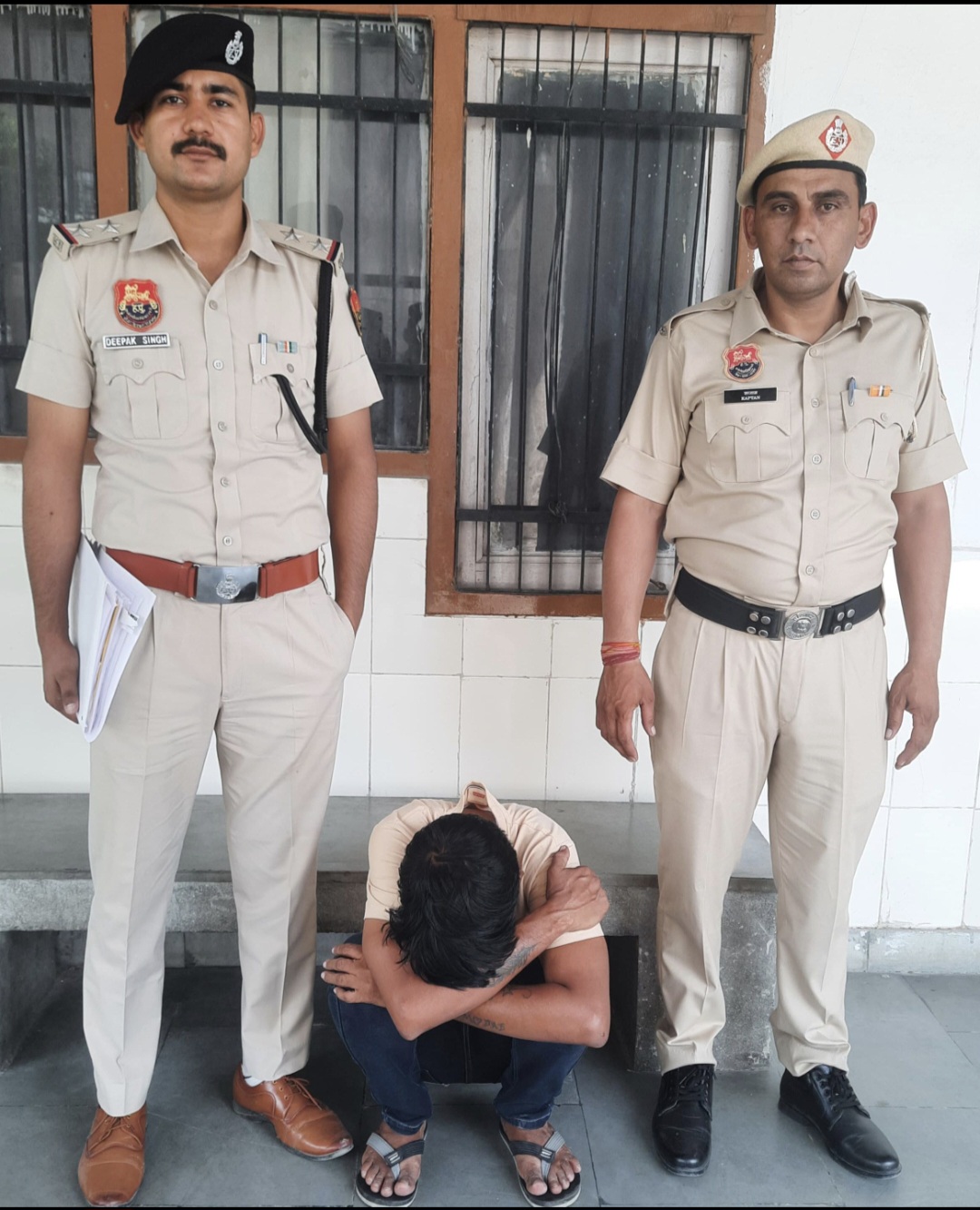 पुलिस की गिरफ्त में आरोपी पुलिस की गिरफ्त में आरोपी