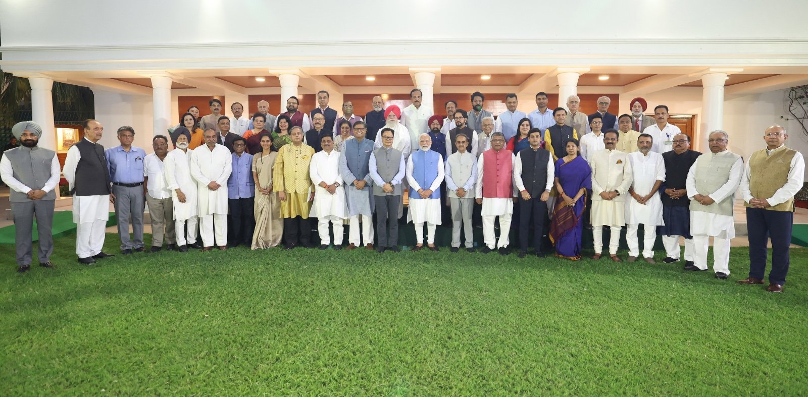 विदेश से लौटे सांसदों के प्रतिनिधिमंडल के साथ प्रधानमंत्री नरेन्द्र मोदी विदेश से लौटे सांसदों के प्रतिनिधिमंडल के साथ प्रधानमंत्री नरेन्द्र मोदी