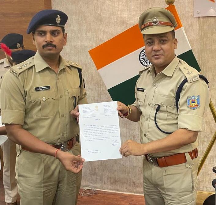 पतरातू एसडीपीओ को किया गया सम्मानित पतरातू एसडीपीओ को किया गया सम्मानित