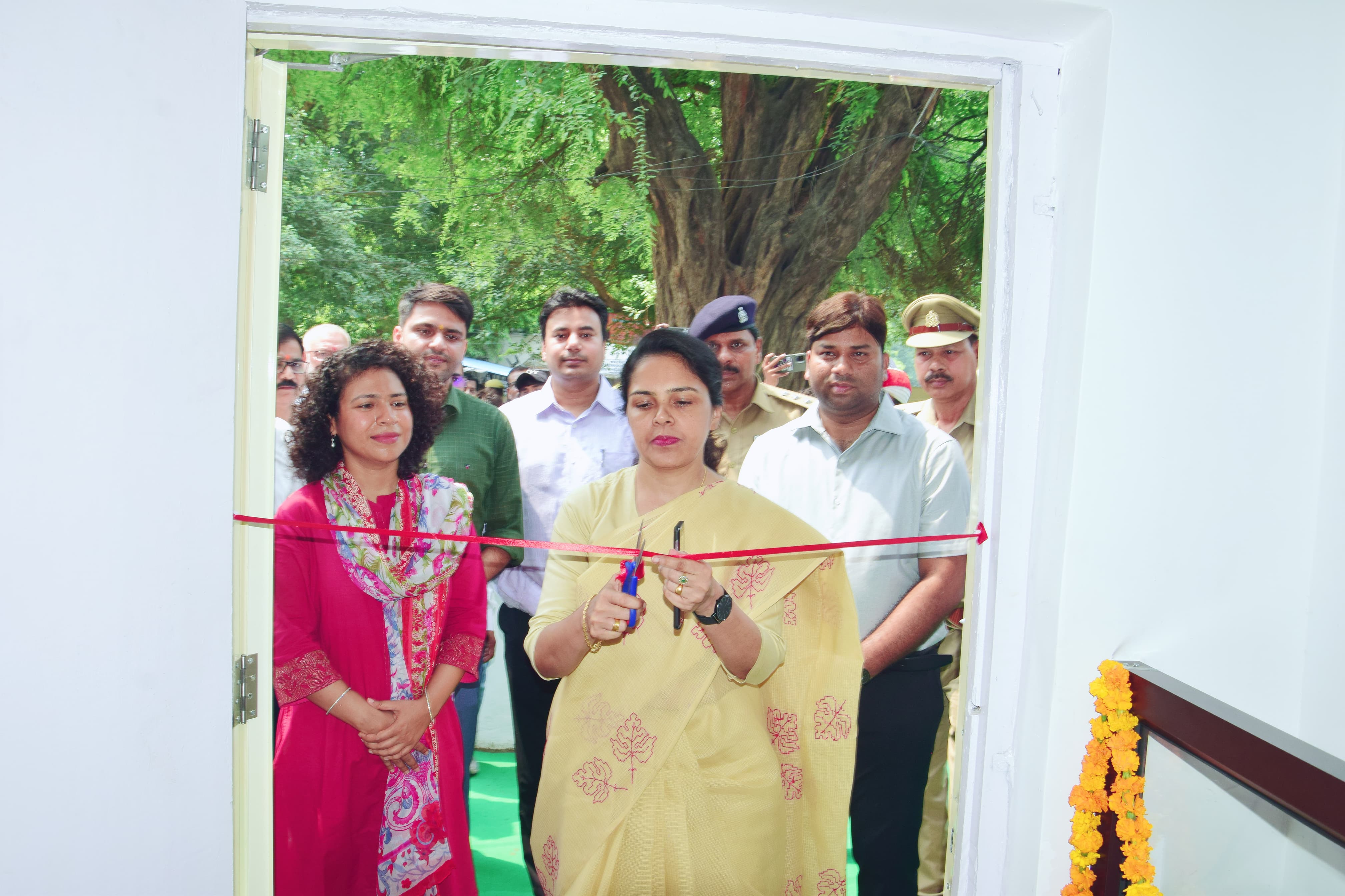 फीता काट कर डीएम वार रूम का लोकार्पण करती कमिश्नर फीता काट कर डीएम वार रूम का लोकार्पण करती कमिश्नर