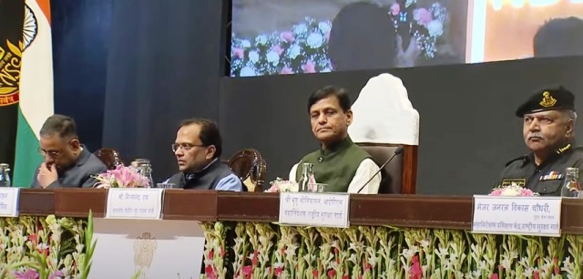 मानेकशॉ सेंटर में मंच पर बांये से खुफिया ब्यूरो के निदेशक तपन डेका, केंद्रीय गृह सचिव गोविंद मोहन, केन्द्रीय गृह राज्य मंत्री नित्यानंद राय और एनएसजी के महानिदेशक भृगु श्रीनिवासन। मानेकशॉ सेंटर में मंच पर बांये से खुफिया ब्यूरो के निदेशक तपन डेका, केंद्रीय गृह सचिव गोविंद मोहन, केन्द्रीय गृह राज्य मंत्री नित्यानंद राय और एनएसजी के महानिदेशक भृगु श्रीनिवासन।