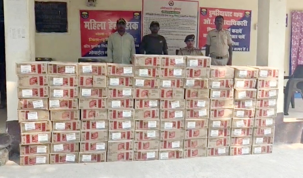 बरामद शराब के साथ पुलिस टीम बरामद शराब के साथ पुलिस टीम