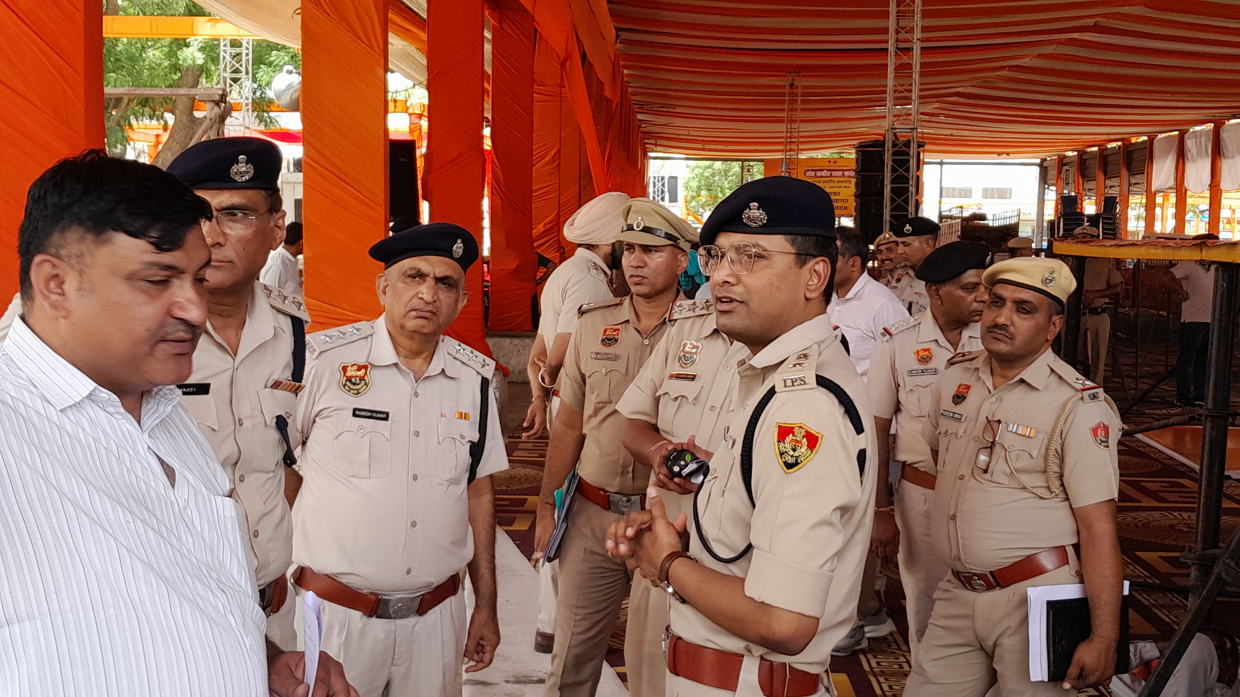 कार्यक्रम स्थल का जायजा लेते एसपी डॉ. मयंक गुप्ता। कार्यक्रम स्थल का जायजा लेते एसपी डॉ. मयंक गुप्ता।