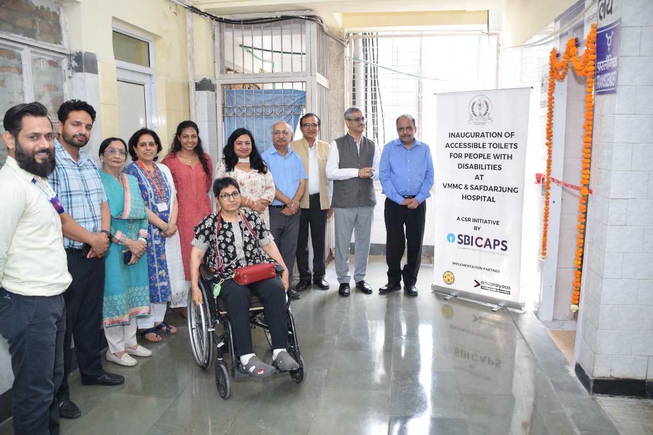 सफदरजंग अस्पताल में बनाए गए शौचालयों के शुरुआत के मौके पर मौजूद अधिकारी सफदरजंग अस्पताल में बनाए गए शौचालयों के शुरुआत के मौके पर मौजूद अधिकारी