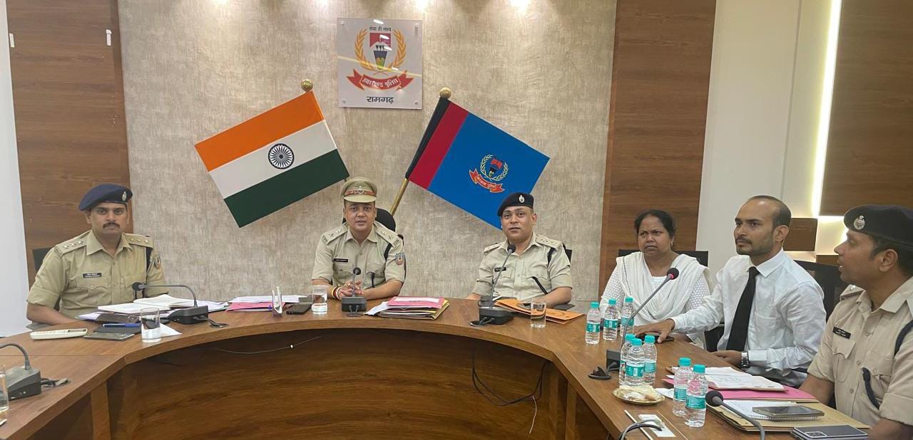 क्राइम मीटिंग में मौजूद अधिकारी