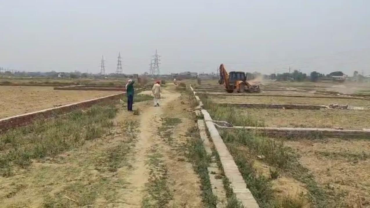 अवैध प्लाटिंग को ध्वस्त करने का छाया चित्र अवैध प्लाटिंग को ध्वस्त करने का छाया चित्र