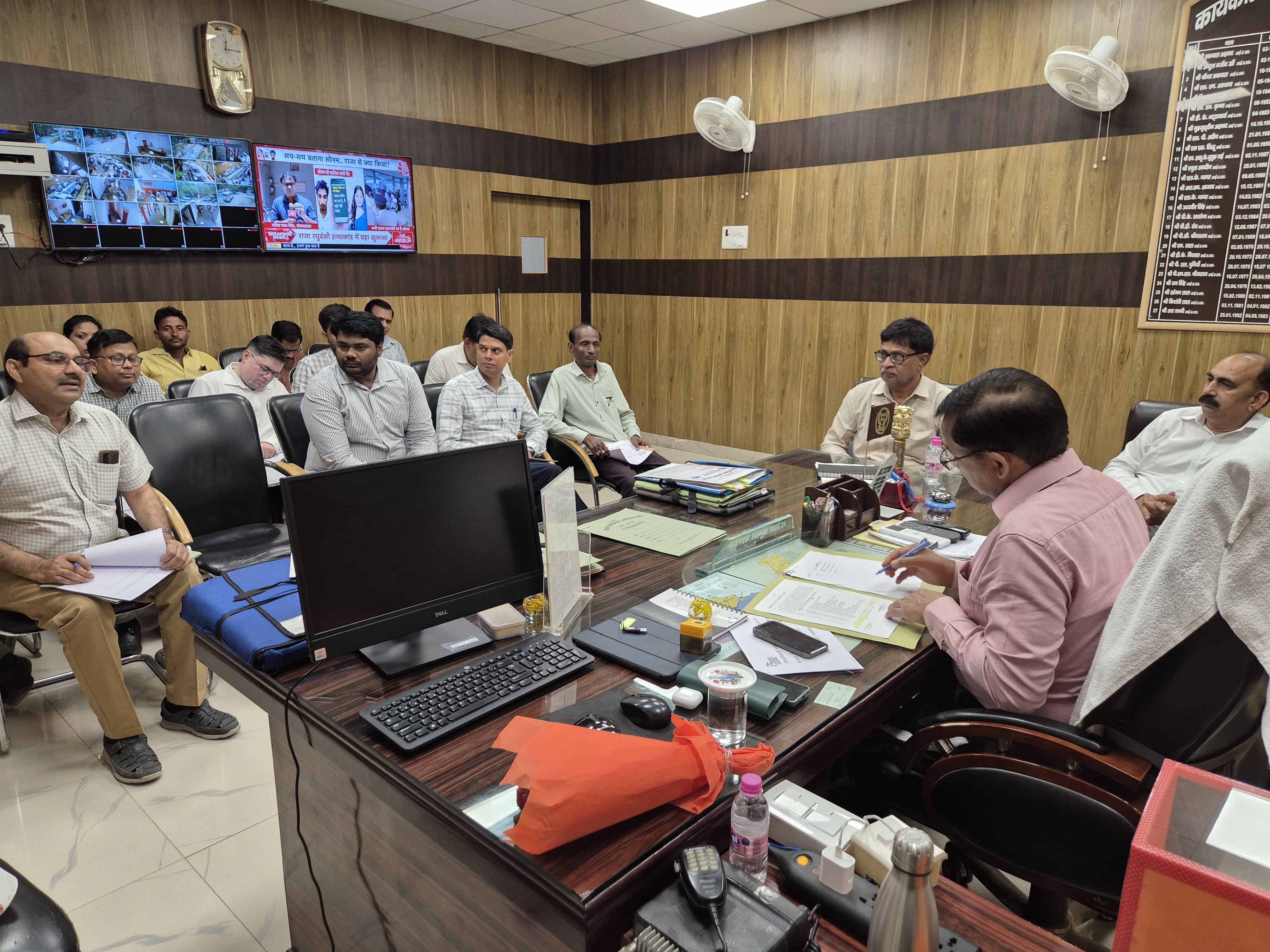 बैठक करते जिलाधिकारी बैठक करते जिलाधिकारी