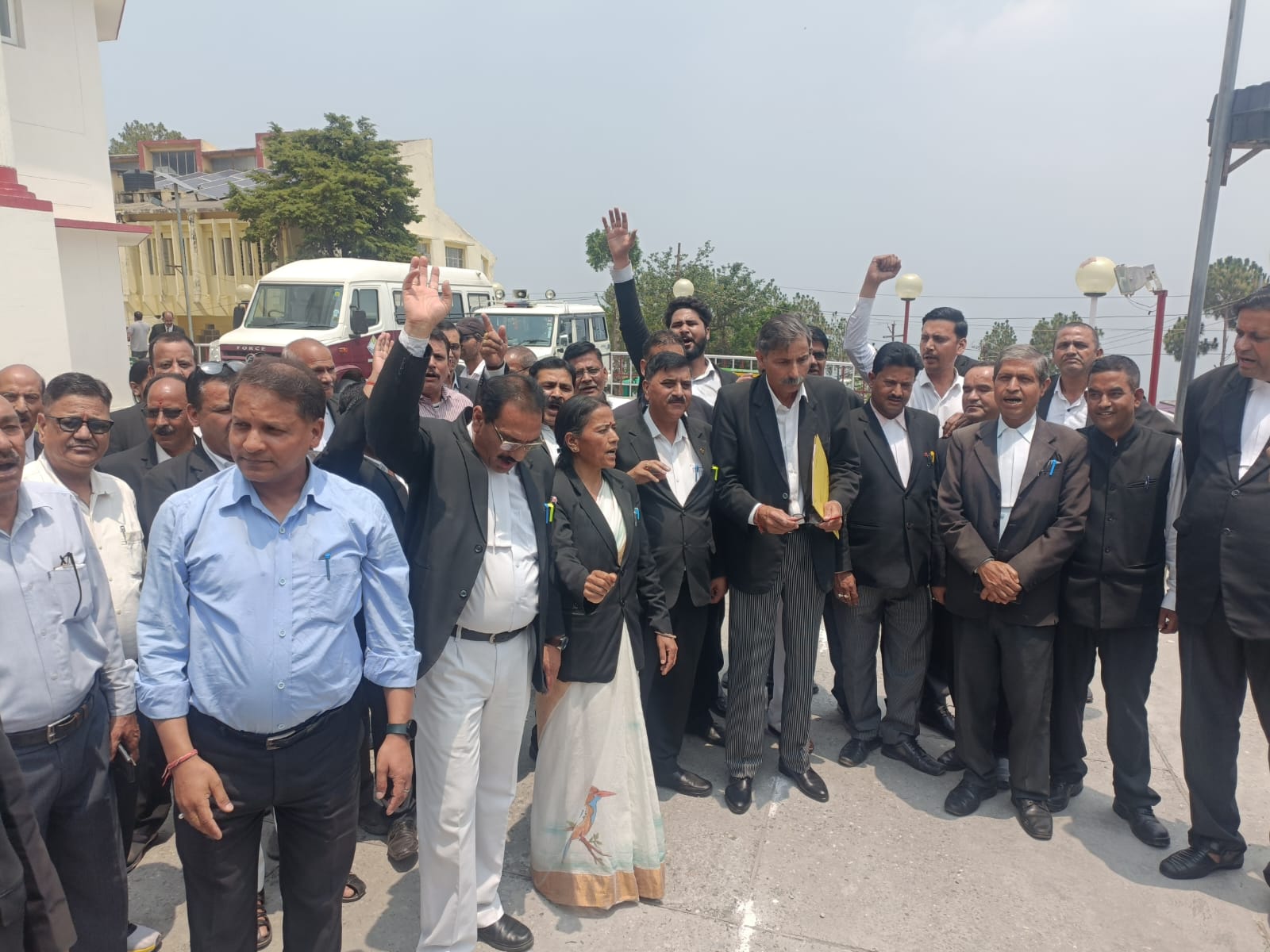 फोटो कैप्शन-11 एनटीएच 22-मंगलवार को कलक्ट्रेट में यूसीसी को लेकर प्रदर्शन करते हुए टिहरी के अधिवक्ता फोटो कैप्शन-11 एनटीएच 22-मंगलवार को कलक्ट्रेट में यूसीसी को लेकर प्रदर्शन करते हुए टिहरी के अधिवक्ता