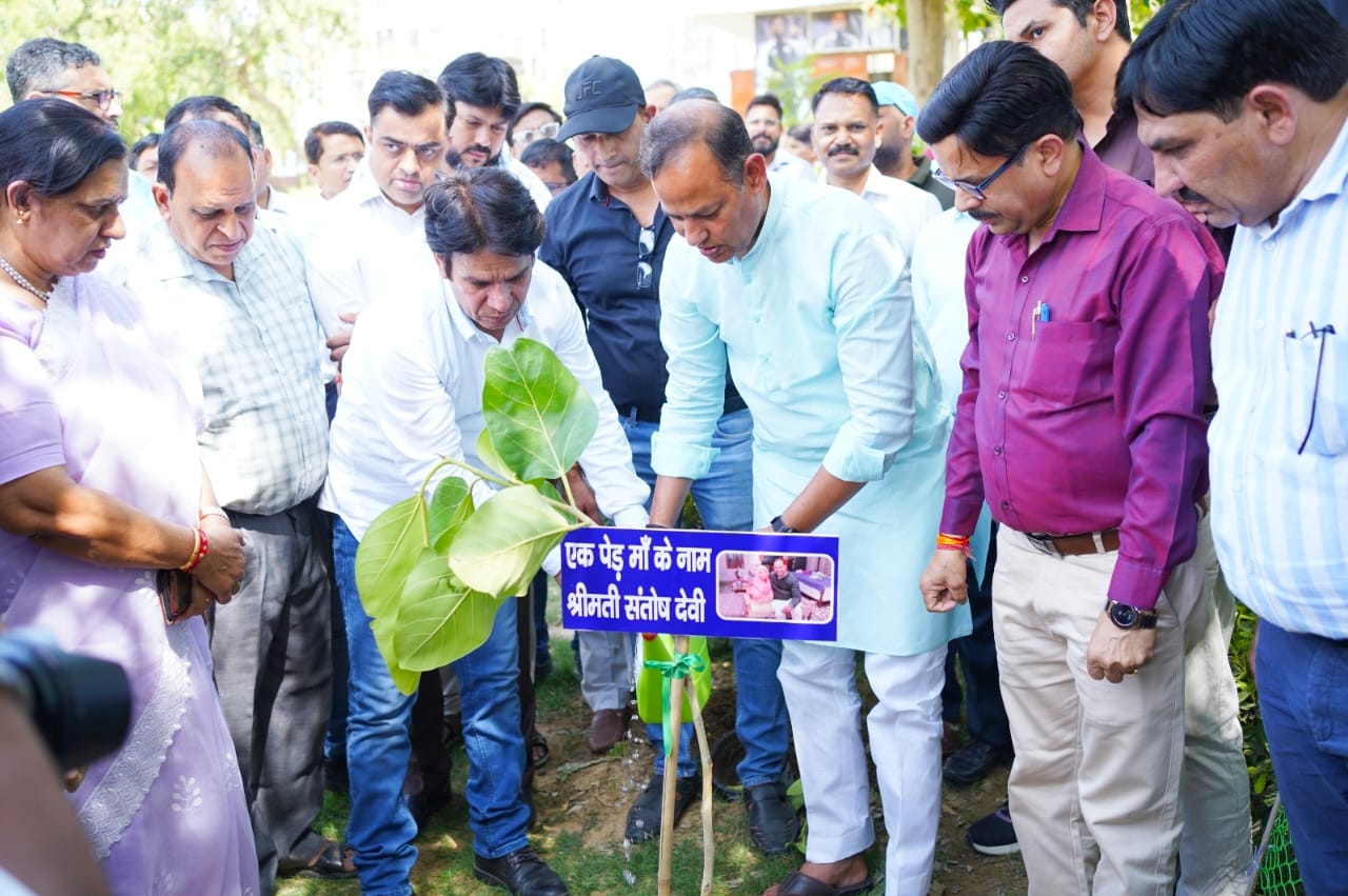 पौधारोपण करते मंत्री पौधारोपण करते मंत्री