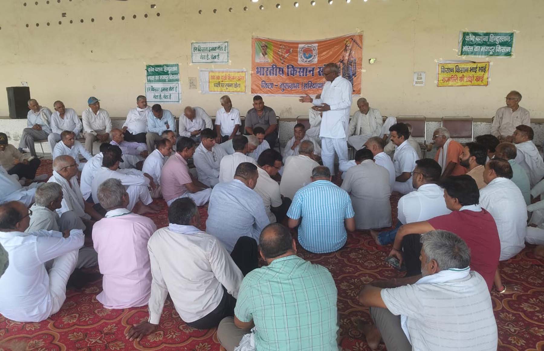 गुरुग्राम के खंड फर्रुखनगर में अपनी मांगों को लेकर सभा करते लोग। गुरुग्राम के खंड फर्रुखनगर में अपनी मांगों को लेकर सभा करते लोग।