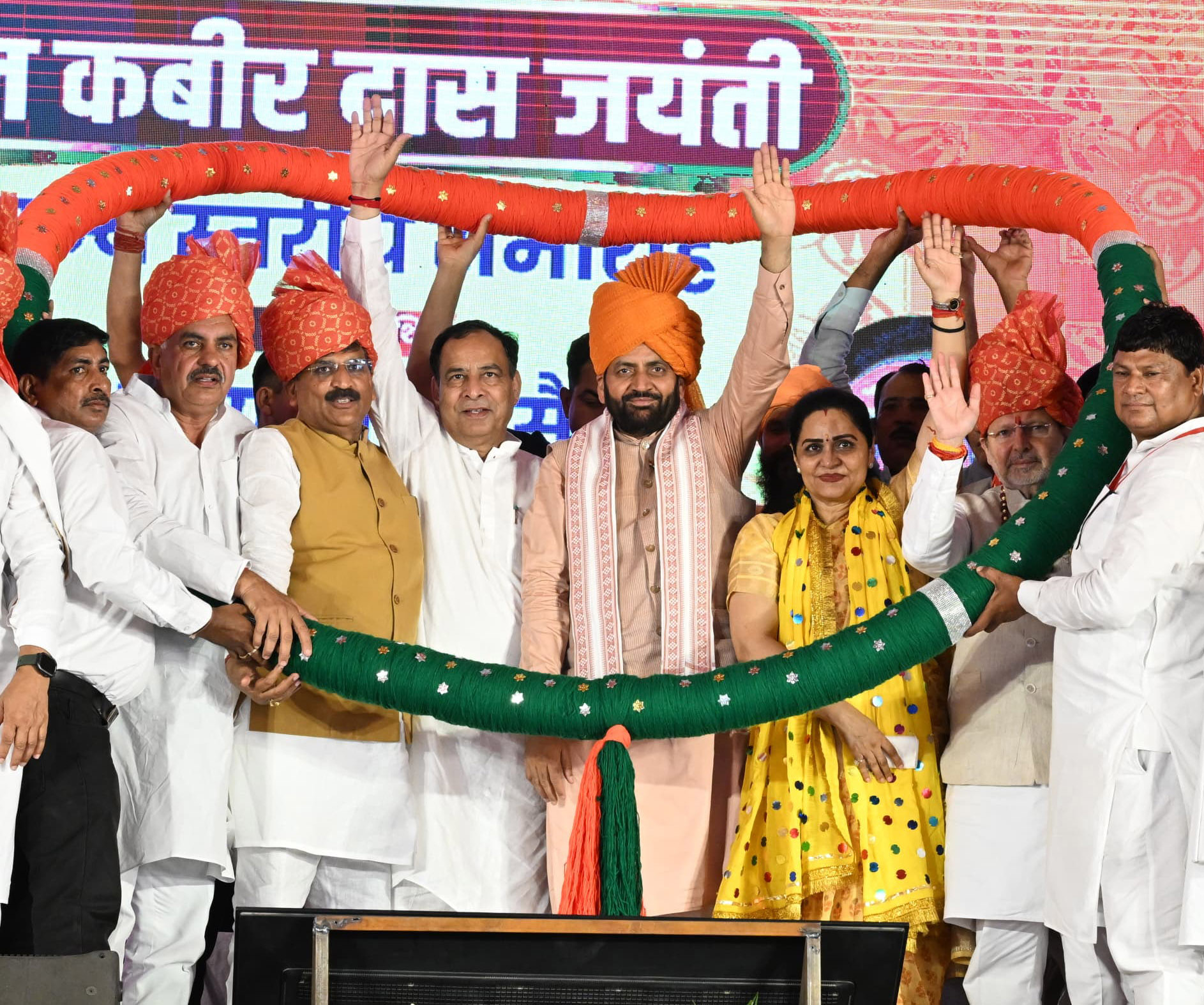 मुख्यमंत्री का स्वागत करते कार्यक्रम आयोजक। मुख्यमंत्री का स्वागत करते कार्यक्रम आयोजक।