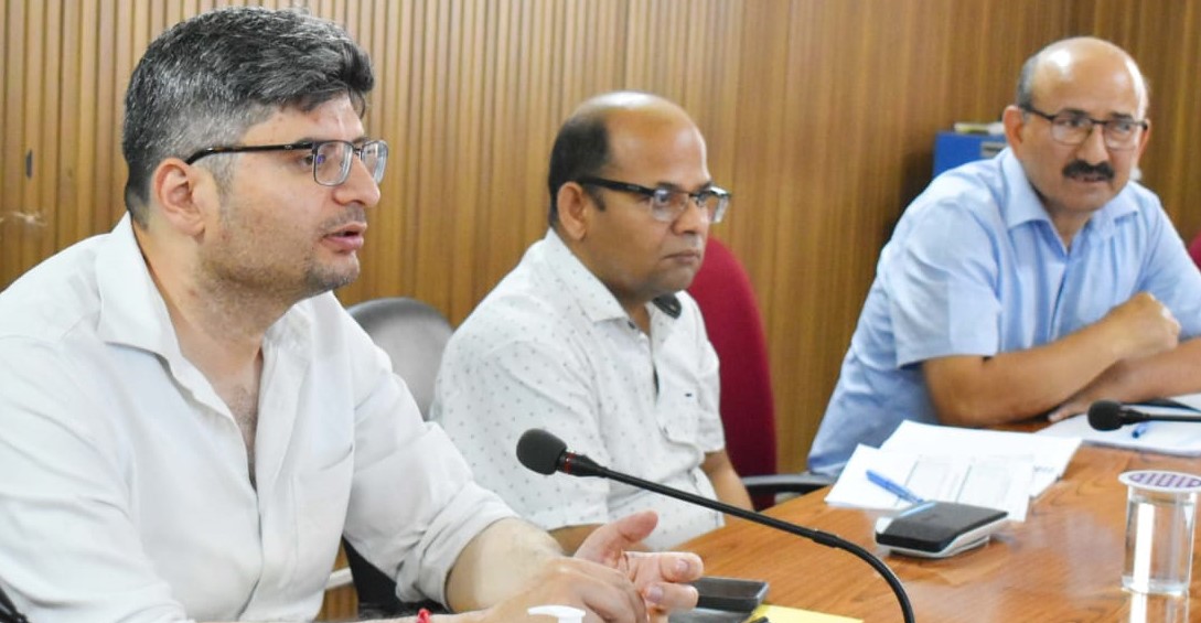 गोपेश्वर में सारा की बैठक में जिलाधिकारी संदीप तिवारी। गोपेश्वर में सारा की बैठक में जिलाधिकारी संदीप तिवारी।